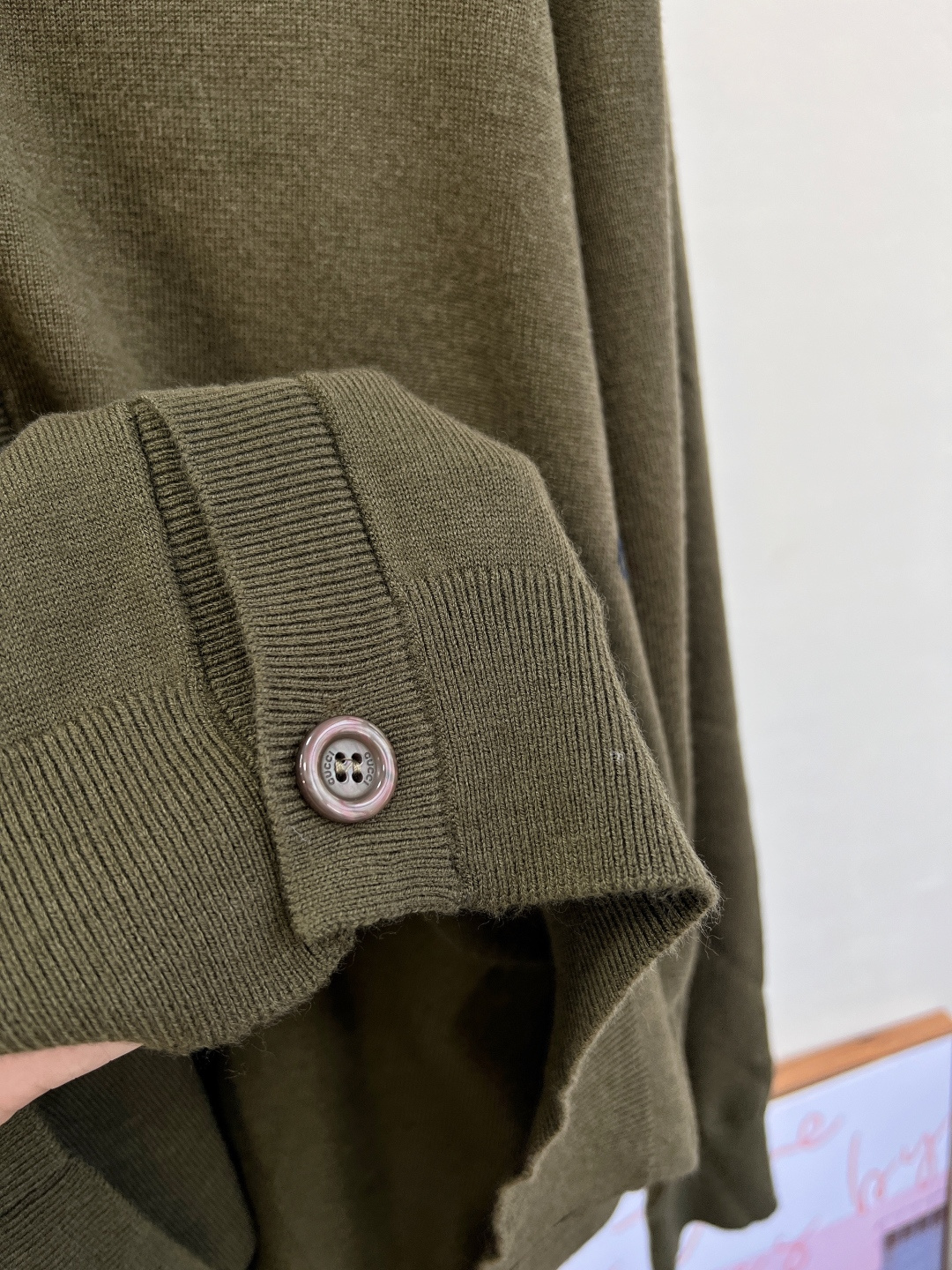 🆕Gucci新款廓形提花字母口袋针织开衫，定制YB羊毛纱线织造，质感高级，舒适柔软，V领针织开衫剪裁，通