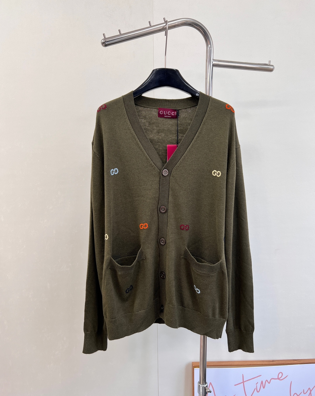 NO:564297,Gucci2025 new profile jacquard letter pocket knitted cardigan, made of custom YB wool yarn, with high-end texture, comfortable and soft, V-neck knitted cardigan cut, all-over artistic gray and black double G color matching, with threaded edges to easily highlight the full texture of details, exquisite and stylish, making the outfit elegant and fashionable. The loose silhouette, oversized off-shoulder version, accommodates the body shape, fashionable and casual wear. Customized surface accessories, accurate version, complete three standards, three colors  Size sml,,gucci,versace,alexander wang19860909Gucci2025新款廓形提花字母口袋针织开衫,定制YB羊毛纱线织造,质感高级,舒适柔软,V领针织开衫剪裁,通体文艺灰黑彩色双G配色,配合螺纹包边轻松突出满分细节质感,精致有格调,让穿搭优雅时髦.宽松廓形oversized落肩版型,包容身形,穿搭时髦休闲.定制面辅料 认准版本,三标齐全,三色出 尺码sml 编,,gucci,versace,alexander wang,Women's clothing