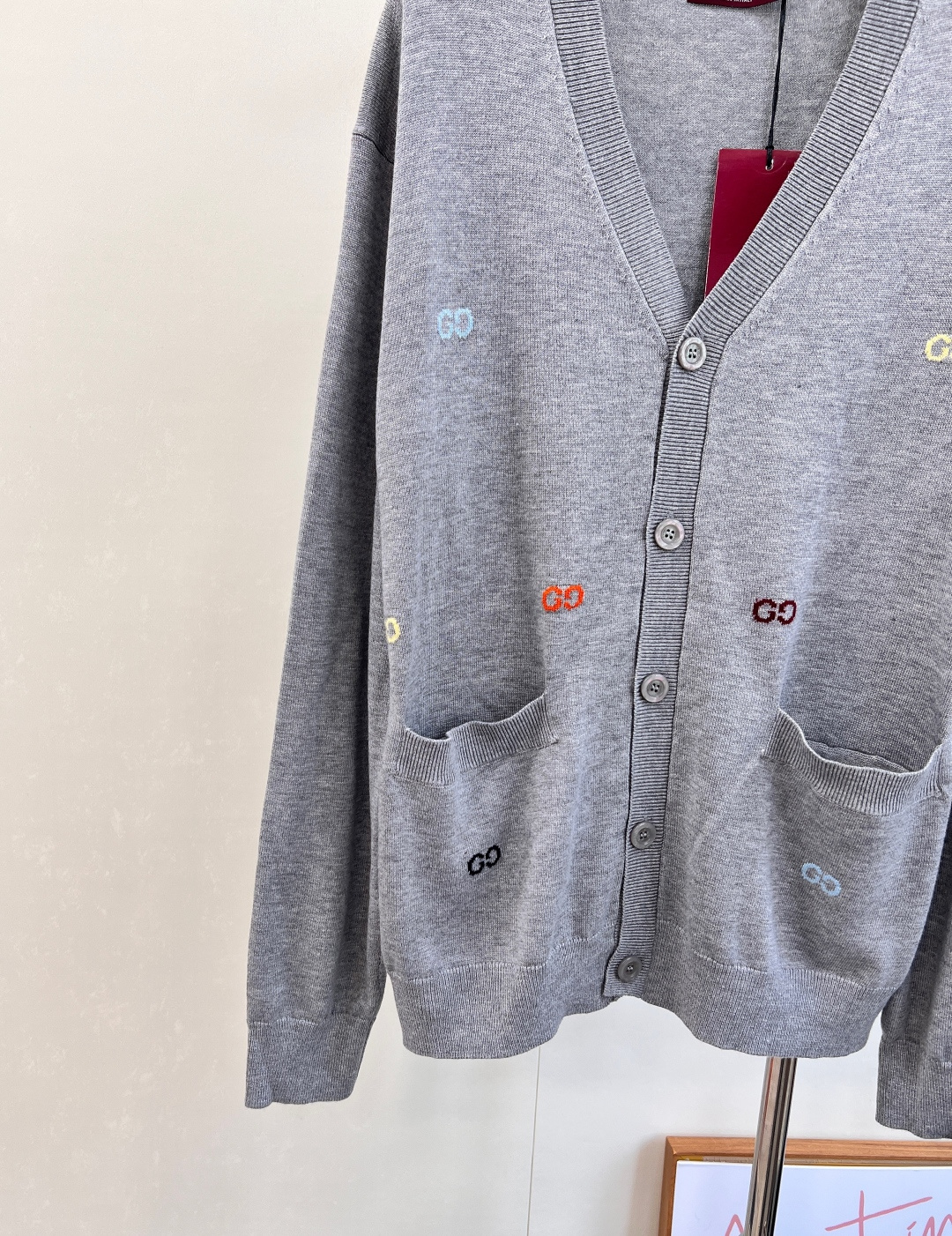 🆕Gucci新款廓形提花字母口袋针织开衫，定制YB羊毛纱线织造，质感高级，舒适柔软，V领针织开衫剪裁，通