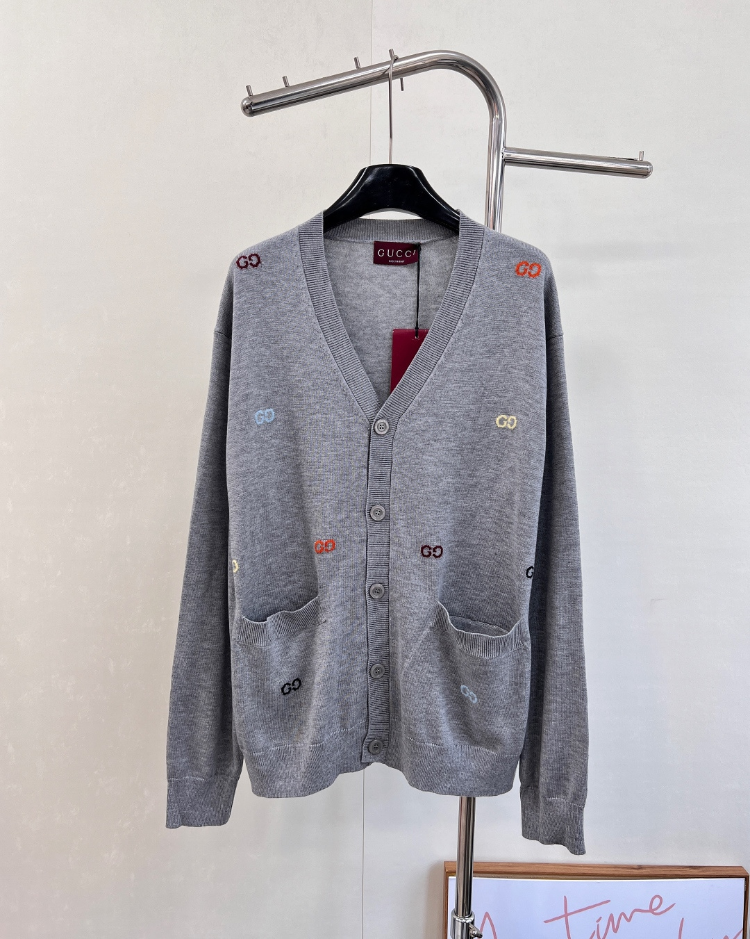 NO:564283,Gucci2025 new profile jacquard letter pocket knitted cardigan, made of custom YB wool yarn, with high-end texture, comfortable and soft, V-neck knitted cardigan cut, all-over artistic gray and black double G color matching, with threaded edges to easily highlight the full texture of details, exquisite and stylish, making the outfit elegant and fashionable. The loose silhouette, oversized off-shoulder version, accommodates the body shape, fashionable and casual wear. Customized surface accessories, accurate version, complete three standards, three colors  Size sml code,,gucci,versace,alexander wang19860909Gucci2025新款廓形提花字母口袋针织开衫,定制YB羊毛纱线织造,质感高级,舒适柔软,V领针织开衫剪裁,通体文艺灰黑彩色双G配色,配合螺纹包边轻松突出满分细节质感,精致有格调,让穿搭优雅时髦.宽松廓形oversized落肩版型,包容身形,穿搭时髦休闲.定制面辅料 认准版本,三标齐全,三色出 尺码sml 编码,,gucci,versace,alexander wang,Women's clothing