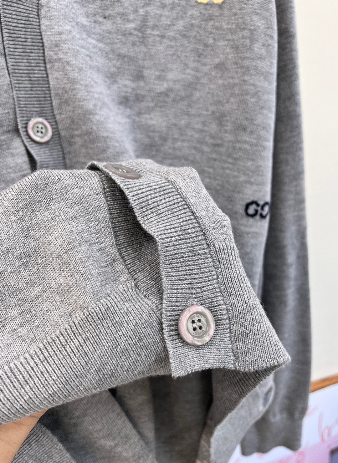 🆕Gucci新款廓形提花字母口袋针织开衫，定制YB羊毛纱线织造，质感高级，舒适柔软，V领针织开衫剪裁，通