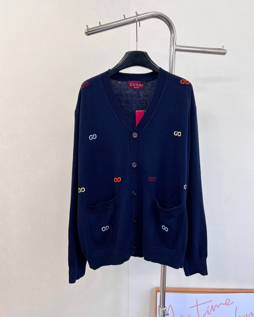 NO:564276,Gucci2025 new profile jacquard letter pocket knitted cardigan, made of custom YB wool yarn, with high-end texture, comfortable and soft, V-neck knitted cardigan cut, all-over artistic gray and black double G color matching, with threaded edges to easily highlight the full texture of details, exquisite and stylish, making the outfit elegant and fashionable. The loose silhouette, oversized off-shoulder version, accommodates the body shape, fashionable and casual wear. Customized surface accessories, accurate version, complete three standards, three colors  Size sml code,,gucci,versace,alexander wang19860909Gucci2025新款廓形提花字母口袋针织开衫,定制YB羊毛纱线织造,质感高级,舒适柔软,V领针织开衫剪裁,通体文艺灰黑彩色双G配色,配合螺纹包边轻松突出满分细节质感,精致有格调,让穿搭优雅时髦.宽松廓形oversized落肩版型,包容身形,穿搭时髦休闲.定制面辅料 认准版本,三标齐全,三色出 尺码sml 编码,,gucci,versace,alexander wang,Women's clothing