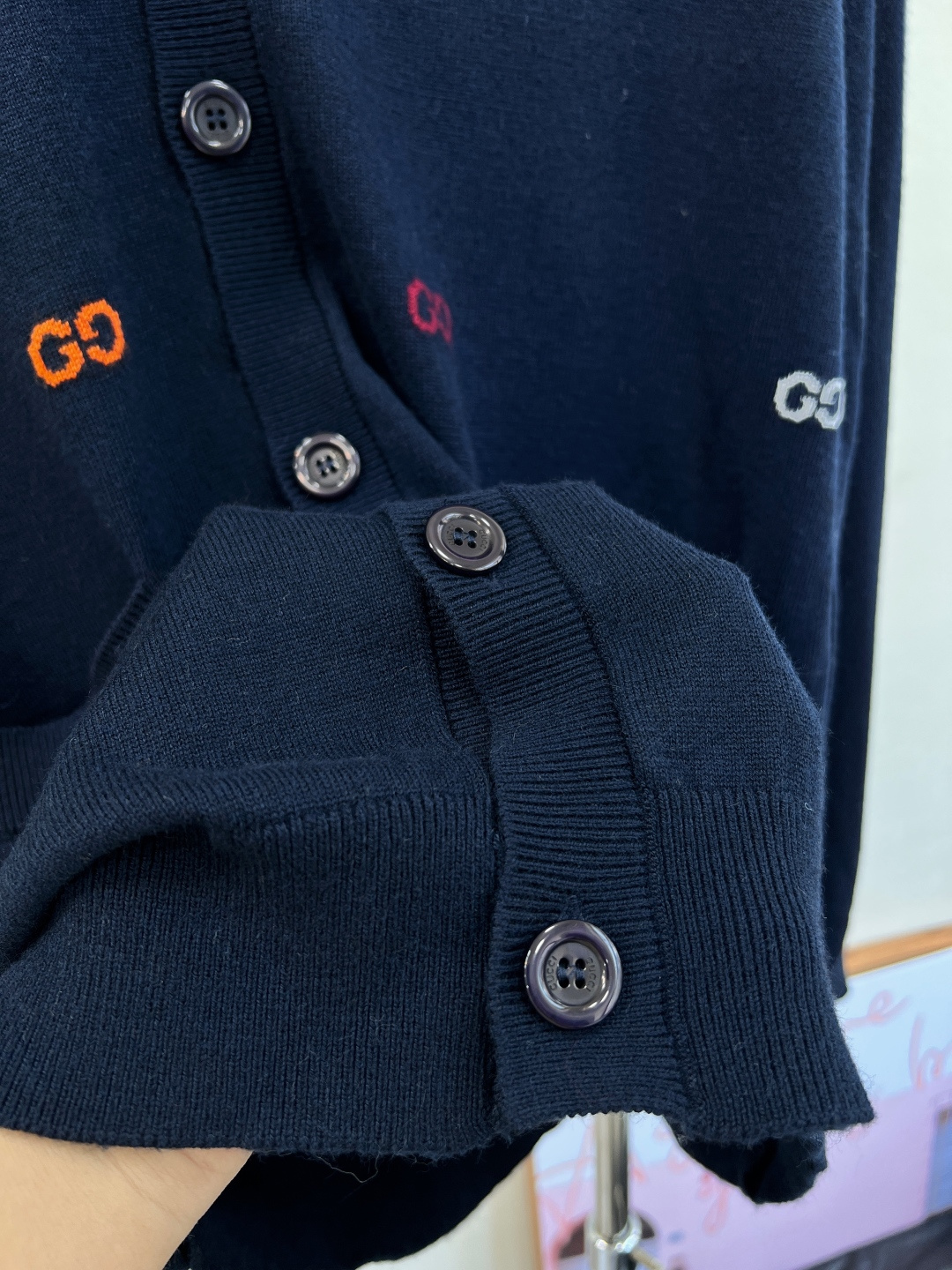 🆕Gucci新款廓形提花字母口袋针织开衫，定制YB羊毛纱线织造，质感高级，舒适柔软，V领针织开衫剪裁，通