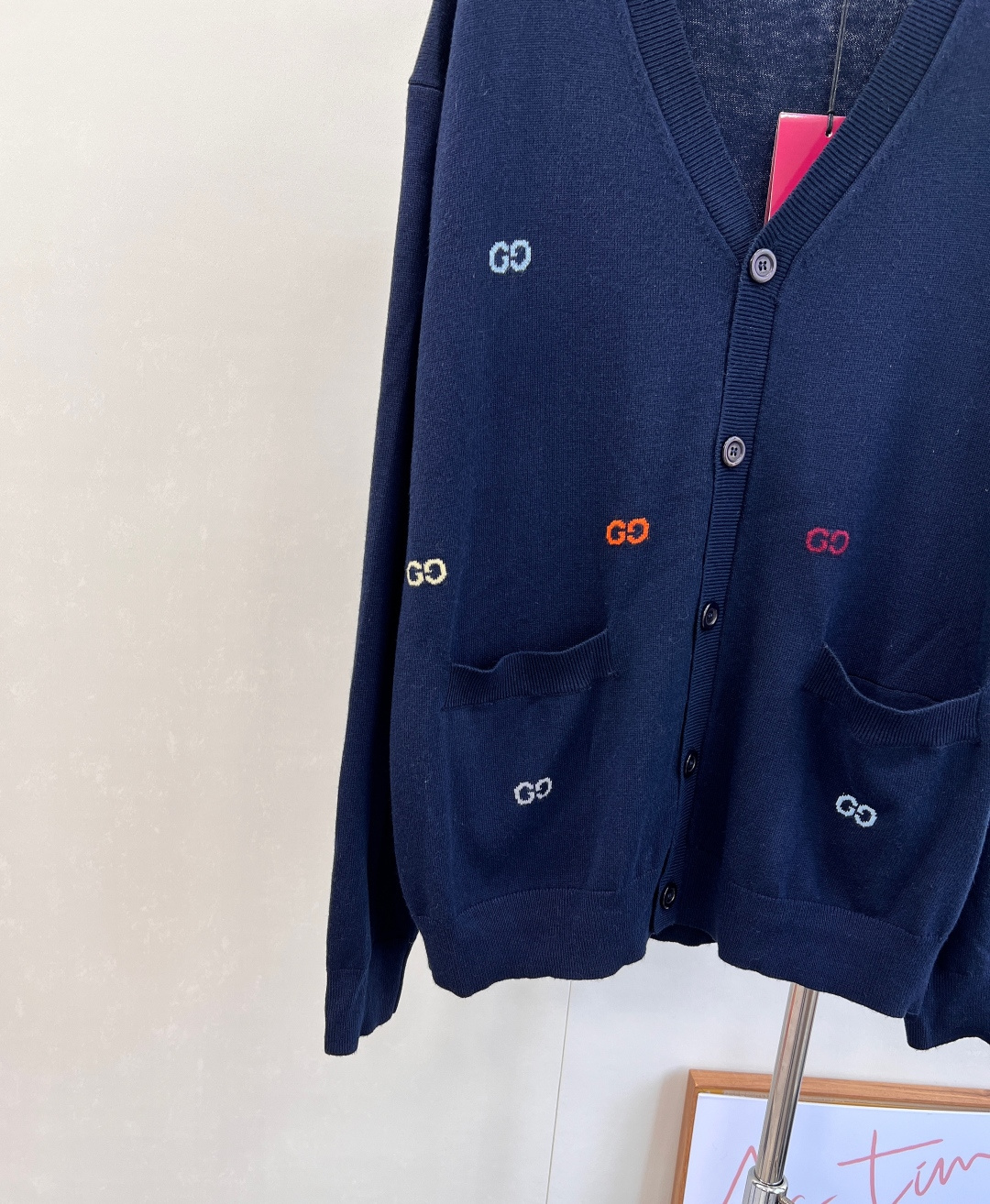 🆕Gucci新款廓形提花字母口袋针织开衫，定制YB羊毛纱线织造，质感高级，舒适柔软，V领针织开衫剪裁，通