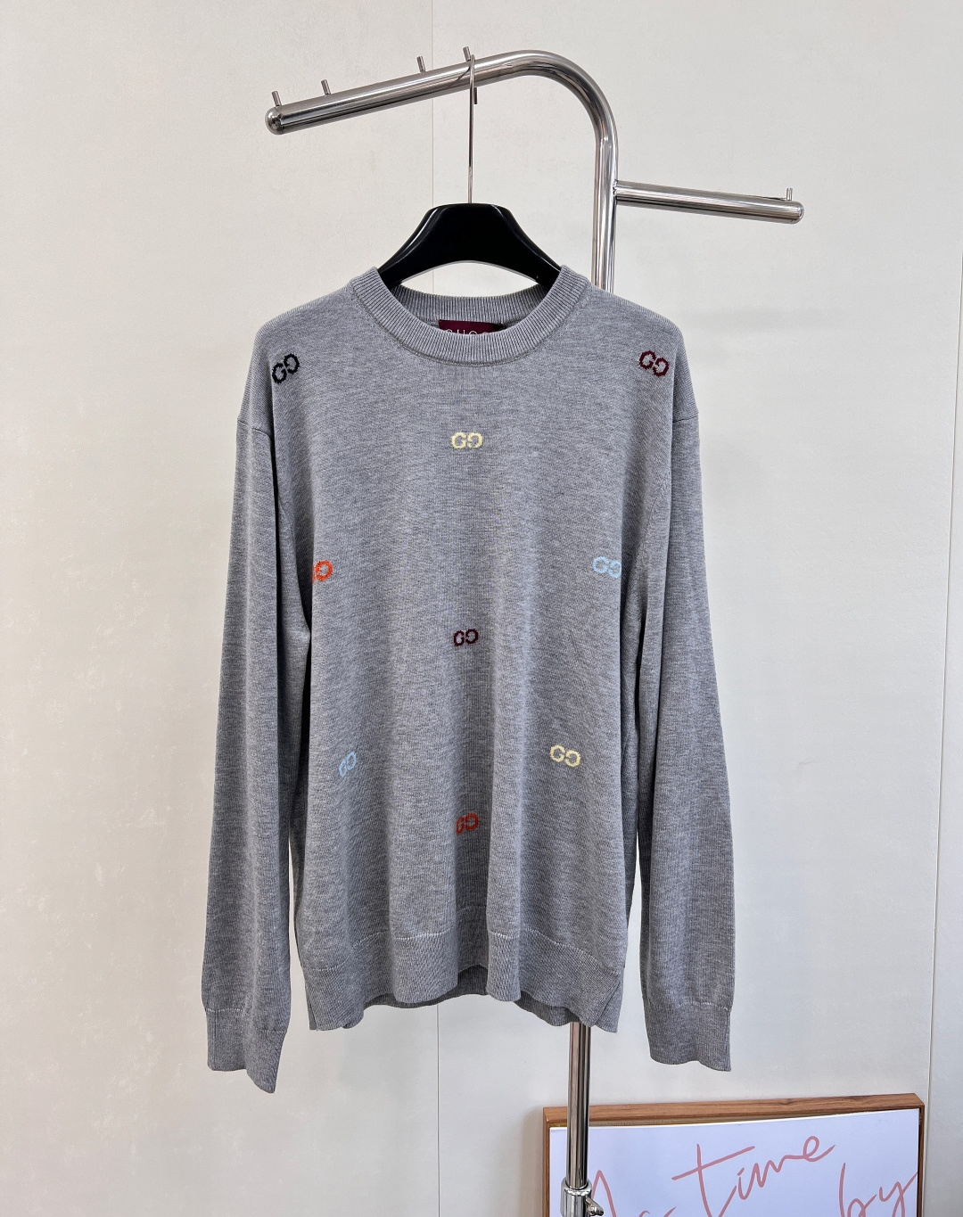 NO:564263,Gucci2025 new pullover monogram knitted top, custom YB wool yarn weaving, high-end texture, comfortable and soft, round neck knitted pullover sweater cut, all-over artistic gray and black double G color matching, with threaded edges to easily highlight the full texture of details, exquisite and stylish, making the outfit elegant and fashionable. The loose silhouette, oversized off-shoulder version, accommodates the body shape, fashionable and casual wear. Customized surface accessories, look for the version, complete three standards, three colors, size sml  coding,,gucci,versace,sweaters,alexander wang19860909Gucci2025新款套头字母针织上衣,定制YB羊毛纱线织造,质感高级,舒适柔软,圆领针织套头毛衣剪裁,通体文艺灰黑彩色双G配色,配合螺纹包边轻松突出满分细节质感,精致有格调,让穿搭优雅时髦.宽松廓形oversized落肩版型,包容身形,穿搭时髦休闲.定制面辅料 认准版本,三标齐全,三色出 尺码sml 编码,,gucci,versace,sweaters,alexander wang,Women's clothing