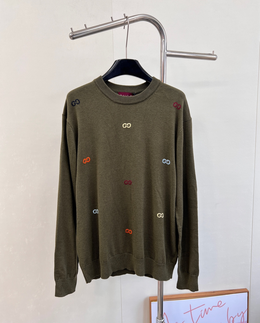 NO:564249,Gucci2025 new pullover monogram knitted top, custom YB wool yarn weaving, high-end texture, comfortable and soft, round neck knitted pullover sweater cut, all-over artistic gray and black double G color matching, with threaded edges to easily highlight the full texture of details, exquisite and stylish, making the outfit elegant and fashionable. The loose silhouette, oversized off-shoulder version, accommodates the body shape, fashionable and casual wear. Customized surface accessories, look for the version, complete three standards, three colors, size sml  coding,,gucci,versace,sweaters,alexander wang19860909Gucci2025新款套头字母针织上衣,定制YB羊毛纱线织造,质感高级,舒适柔软,圆领针织套头毛衣剪裁,通体文艺灰黑彩色双G配色,配合螺纹包边轻松突出满分细节质感,精致有格调,让穿搭优雅时髦.宽松廓形oversized落肩版型,包容身形,穿搭时髦休闲.定制面辅料 认准版本,三标齐全,三色出 尺码sml 编码,,gucci,versace,sweaters,alexander wang,Women's clothing