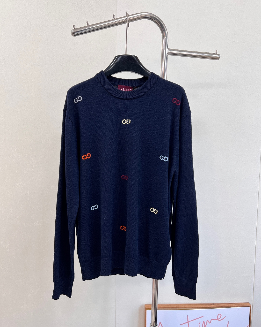 NO:564234,Gucci2025 new pullover monogram knitted top, custom YB wool yarn weaving, high-end texture, comfortable and soft, round neck knitted pullover sweater cut, all-over artistic gray and black double G color matching, with threaded edges to easily highlight the full texture of details, exquisite and stylish, making the outfit elegant and fashionable. The loose silhouette, oversized off-shoulder version, accommodates the body shape, fashionable and casual wear. Customized surface accessories, look for the version, complete three standards, three colors, size sml  coding,,gucci,versace,sweaters,alexander wang19860909Gucci2025新款套头字母针织上衣,定制YB羊毛纱线织造,质感高级,舒适柔软,圆领针织套头毛衣剪裁,通体文艺灰黑彩色双G配色,配合螺纹包边轻松突出满分细节质感,精致有格调,让穿搭优雅时髦.宽松廓形oversized落肩版型,包容身形,穿搭时髦休闲.定制面辅料 认准版本,三标齐全,三色出 尺码sml 编码,,gucci,versace,sweaters,alexander wang,Women's clothing