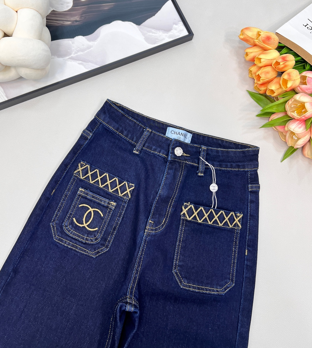 🆕CHANEL新款小香口袋刺绣弹力直筒裤，牛仔弹面料，柔软舒适，面料有弹力 ，任何身材都可驾驭，口袋刺绣