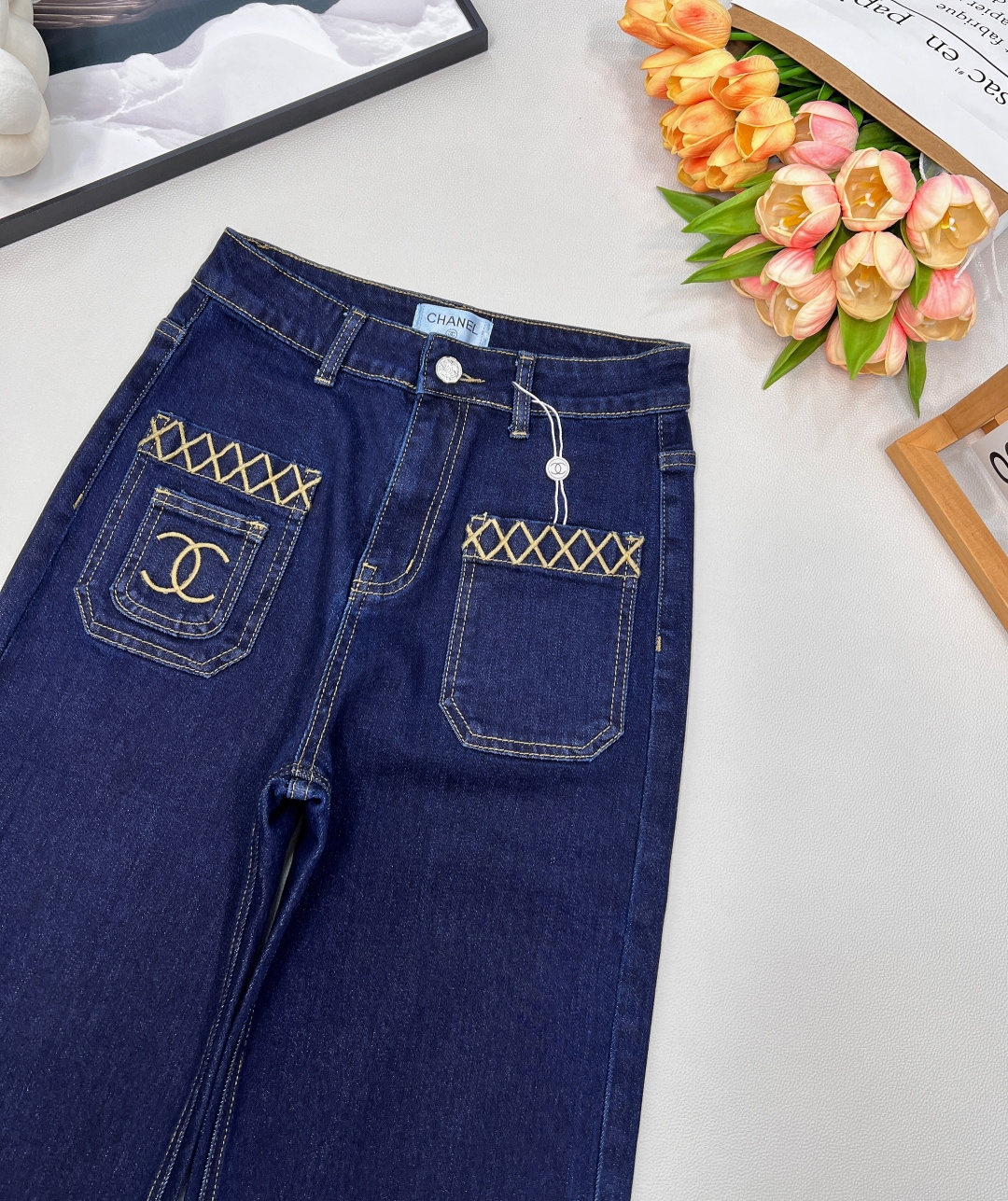 🆕CHANEL新款小香口袋刺绣弹力直筒裤，牛仔弹面料，柔软舒适，面料有弹力 ，任何身材都可驾驭，口袋刺绣