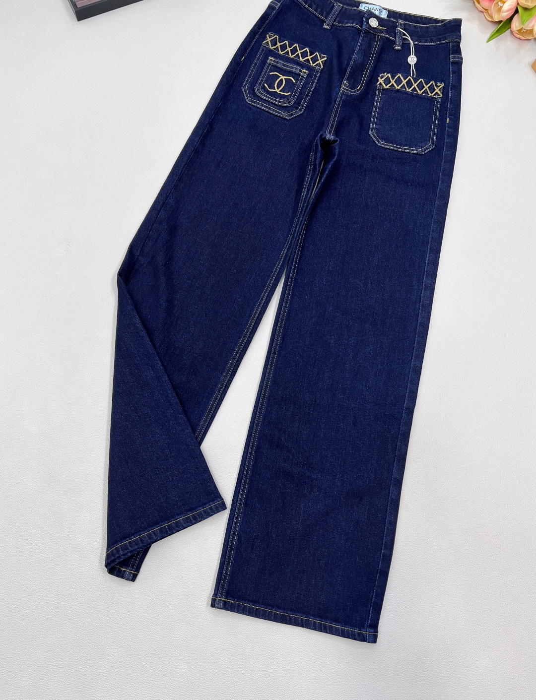 🆕CHANEL新款小香口袋刺绣弹力直筒裤，牛仔弹面料，柔软舒适，面料有弹力 ，任何身材都可驾驭，口袋刺绣