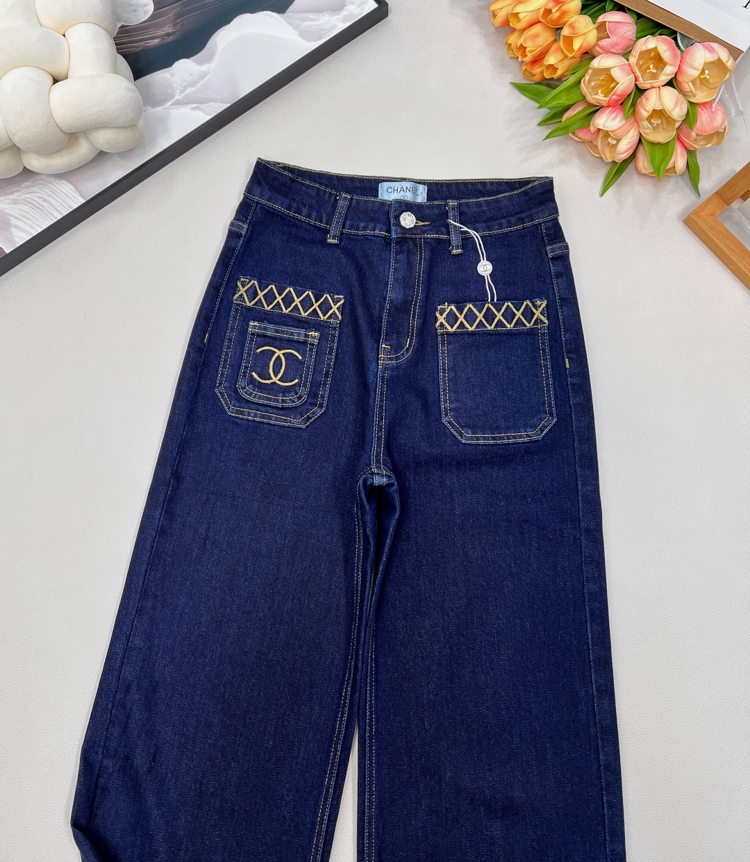 🆕CHANEL新款小香口袋刺绣弹力直筒裤，牛仔弹面料，柔软舒适，面料有弹力 ，任何身材都可驾驭，口袋刺绣