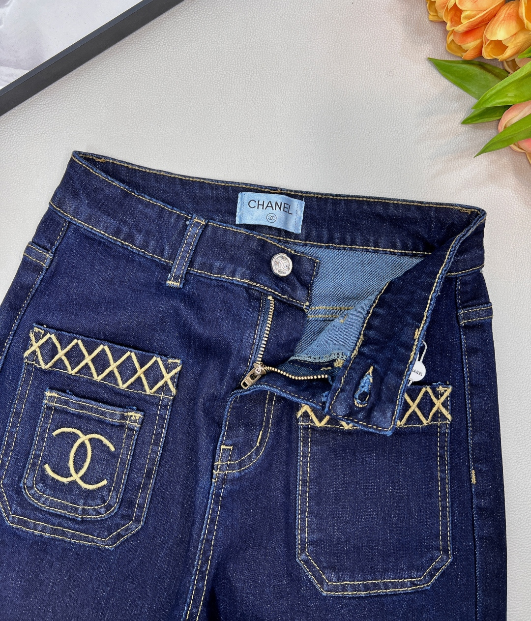 🆕CHANEL新款小香口袋刺绣弹力直筒裤，牛仔弹面料，柔软舒适，面料有弹力 ，任何身材都可驾驭，口袋刺绣