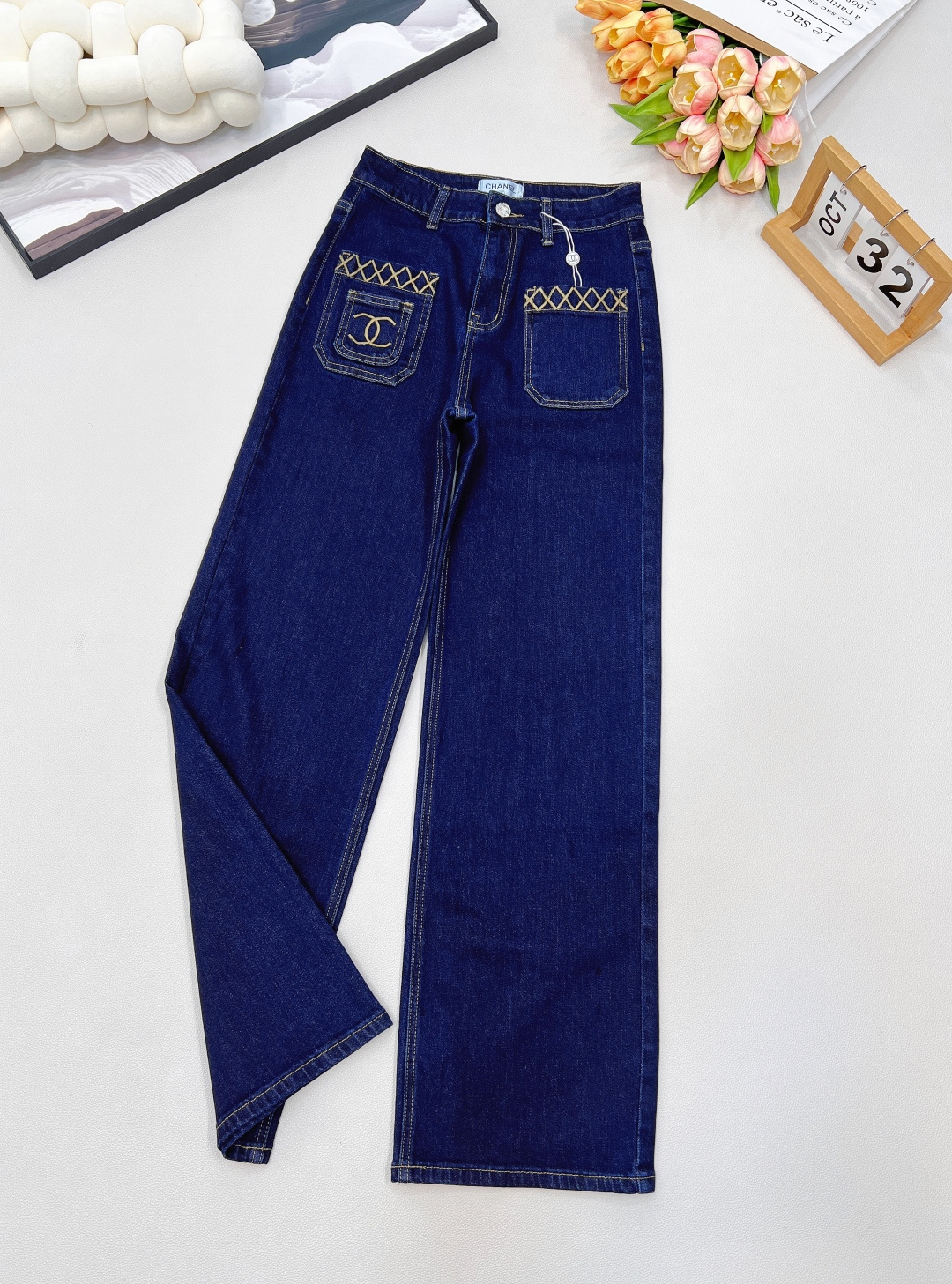 NO:564227,CHANEL's new Xiaoxiang pocket embroidered stretch straight pants, denim elastic fabric, soft and comfortable, the fabric is stretchy, can be controlled by any figure, pocket embroidery design, online texture, can show the body curve well, custom hardware accessories, quality depends on the details ~ complete three standards, large shipments, size sml editor,,chanel,alexander wang19860909CHANEL新款小香口袋刺绣弹力直筒裤,牛仔弹面料,柔软舒适,面料有弹力 ,任何身材都可驾驭,口袋刺绣设计,质感在线,能很好展示身材曲线 ,定制五金配件,品质看细节~三标齐全,大货出 尺码sml 编,,chanel,alexander wang,Women's clothing