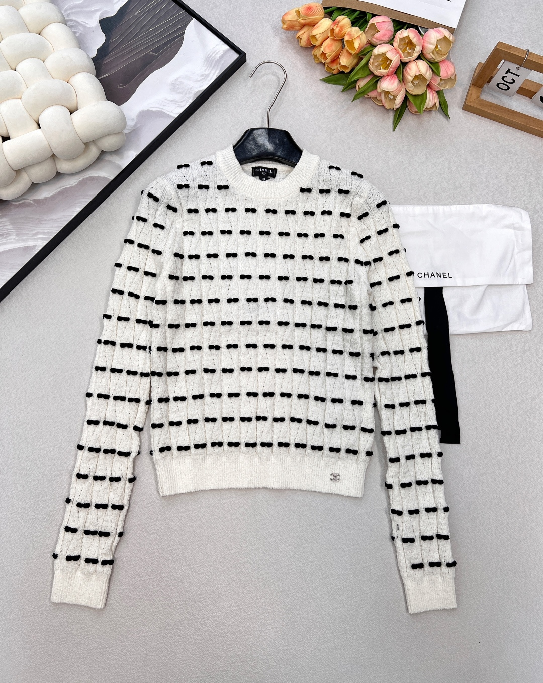 NO:565521,Chanel25S advanced handmade workshop series new bow round neck long-sleeved knitted top丨exclusively developed by yb!  High quality production!  Select soft, waxy and crisp wool blended fabrics, with a round neck and long-sleeved silhouette. The classic version hides ingenuity. On the black and white mixed knitted texture, the full three-dimensional bow jacquard is as interesting as an artistic symbol, cleverly blending the high-end texture of C with the smart sweetness of a girl. The delicate knitted fabric brings both visual and tactile tenderness in autumn and winter, expressing French laziness and playful vitality in every move. Three standards are complete, and two colors are outstanding.  Size sml code,,chanel,alexander wang19860909Chanel25S高级手工坊系列新款蝴蝶结圆领长袖针织上衣丨独家yb开发！高版出品！甄选柔糯且挺括的羊毛混纺面料,采用圆领长袖廓形,经典版型暗藏巧思,黑白混织的针织纹理上,满幅立体蝴蝶结提花如艺术符号般充满趣味,将C的高级质感与少女的灵动甜酷巧妙糅合；细腻的针织面料在秋冬带来视觉与触觉的双重温柔,举手投足间尽释法式慵懒与俏皮活力.三标齐全,两色出 尺码sml 编码,,chanel,alexander wang,Women's clothing