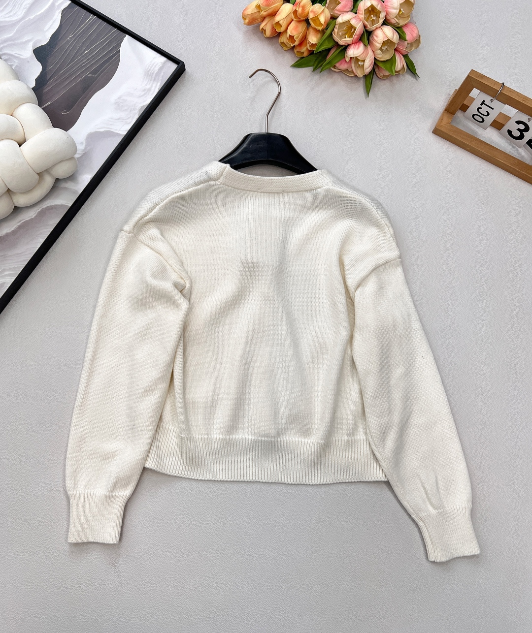 🆕Celine新款短款开衫外套🆕 定制的羊毛纱线，淡雅温柔 中间夹杂着杂线更是与众不同、真的太提升气质了