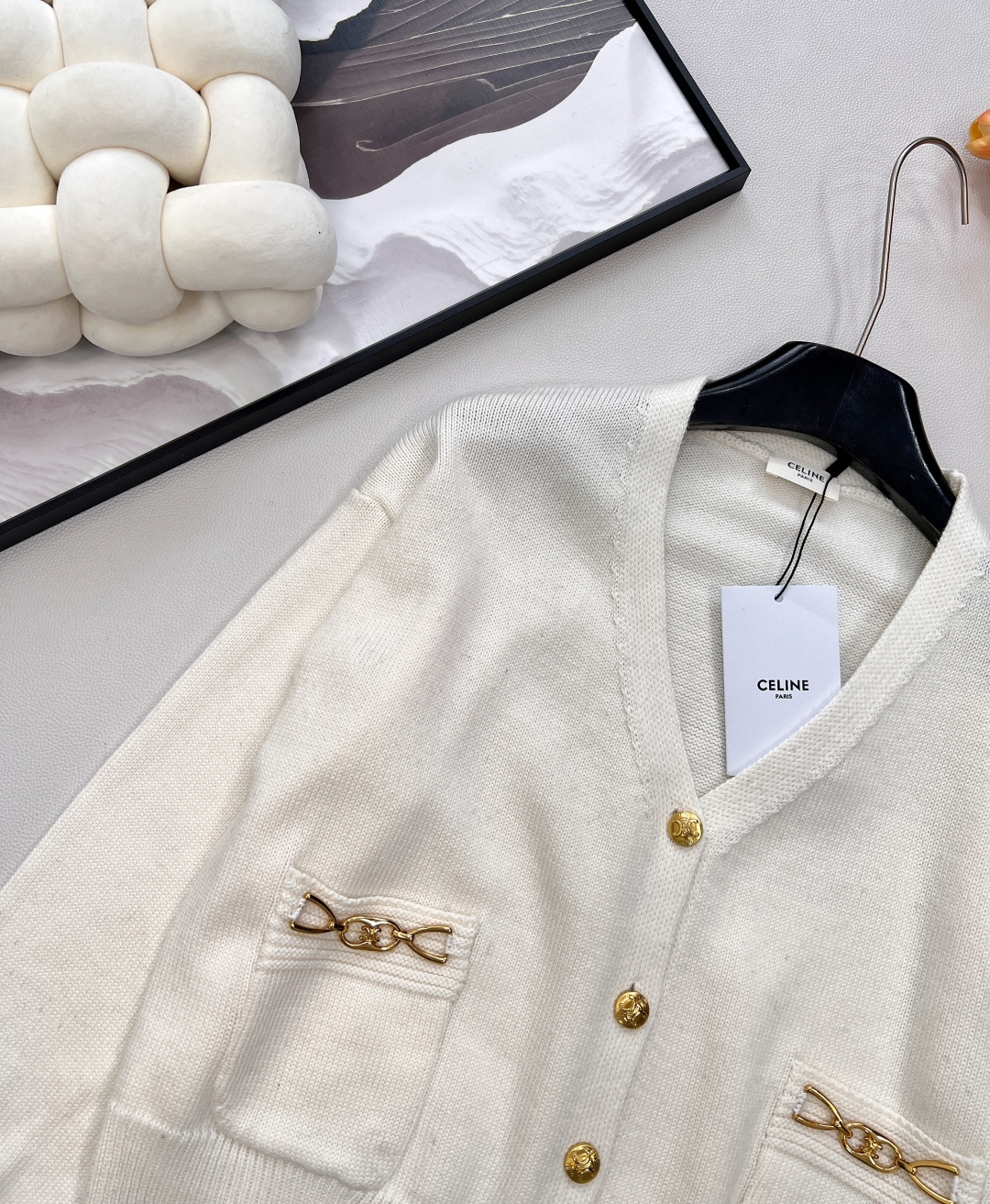 🆕Celine新款短款开衫外套🆕 定制的羊毛纱线，淡雅温柔 中间夹杂着杂线更是与众不同、真的太提升气质了