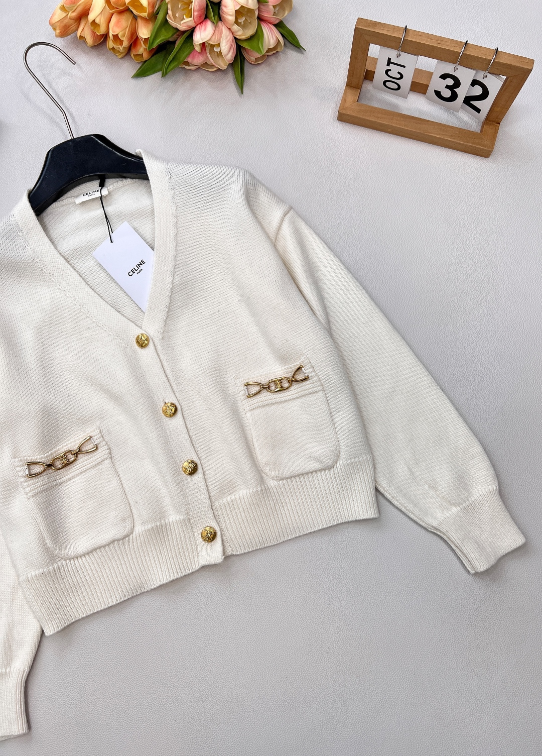 🆕Celine新款短款开衫外套🆕 定制的羊毛纱线，淡雅温柔 中间夹杂着杂线更是与众不同、真的太提升气质了