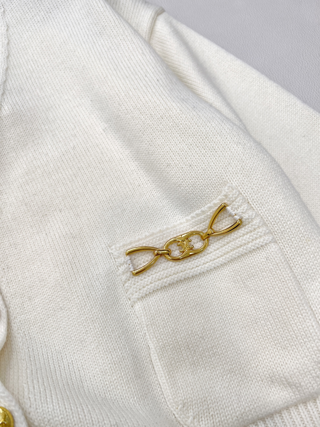 🆕Celine新款短款开衫外套🆕 定制的羊毛纱线，淡雅温柔 中间夹杂着杂线更是与众不同、真的太提升气质了