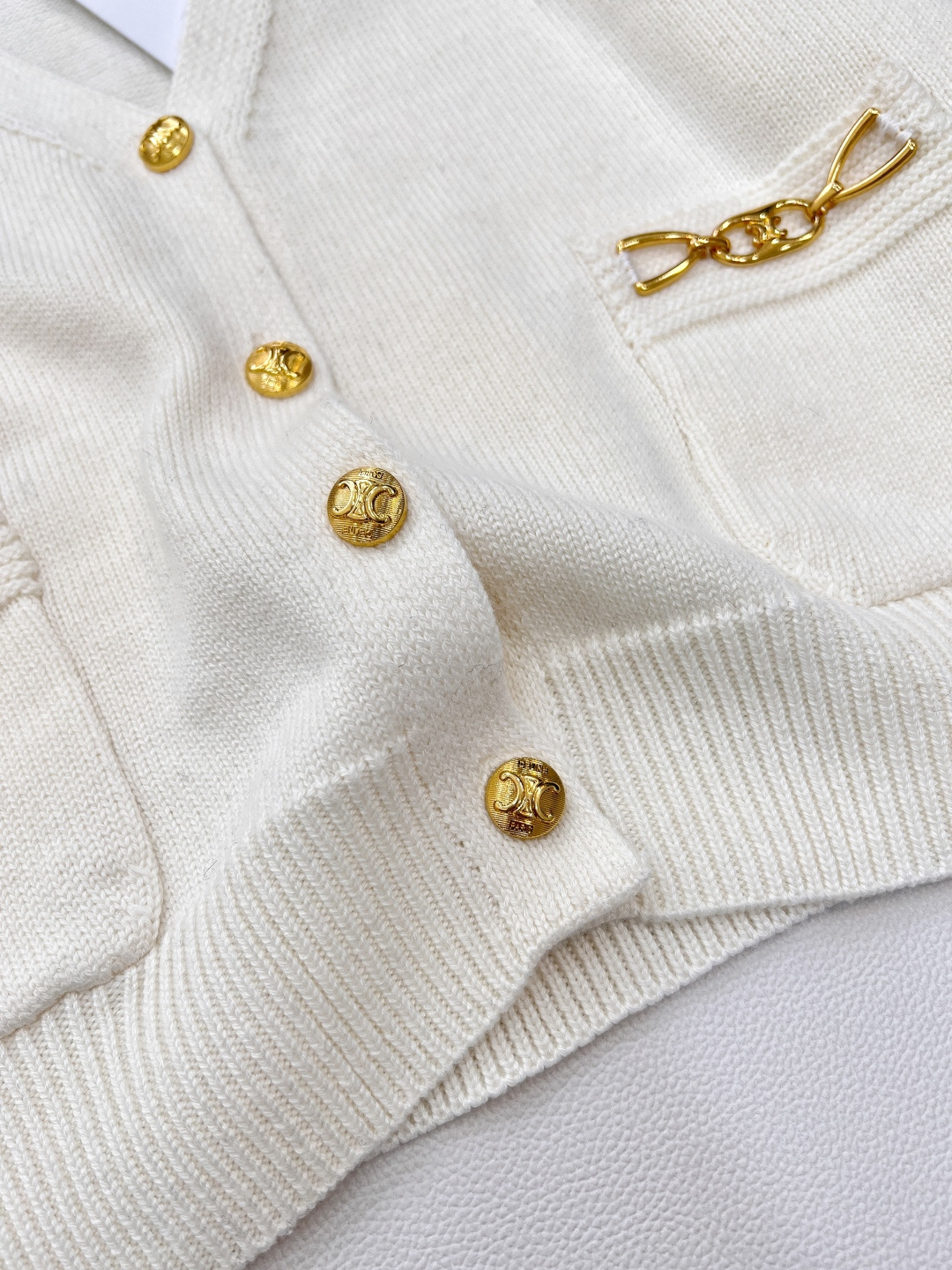 🆕Celine新款短款开衫外套🆕 定制的羊毛纱线，淡雅温柔 中间夹杂着杂线更是与众不同、真的太提升气质了