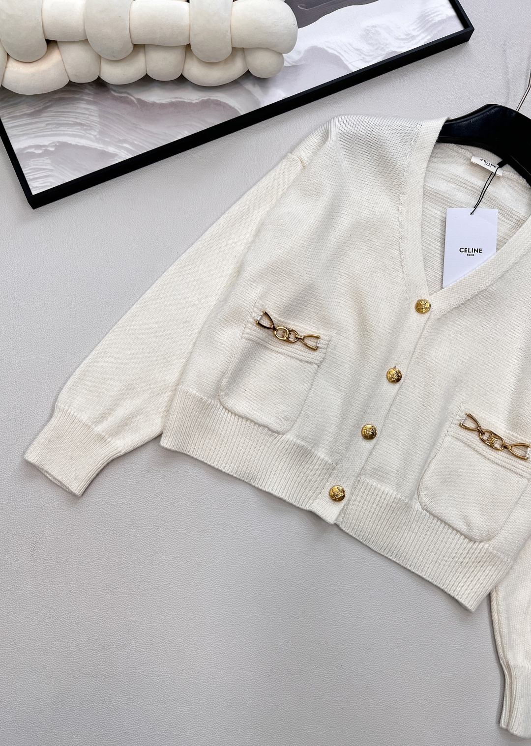 🆕Celine新款短款开衫外套🆕 定制的羊毛纱线，淡雅温柔 中间夹杂着杂线更是与众不同、真的太提升气质了