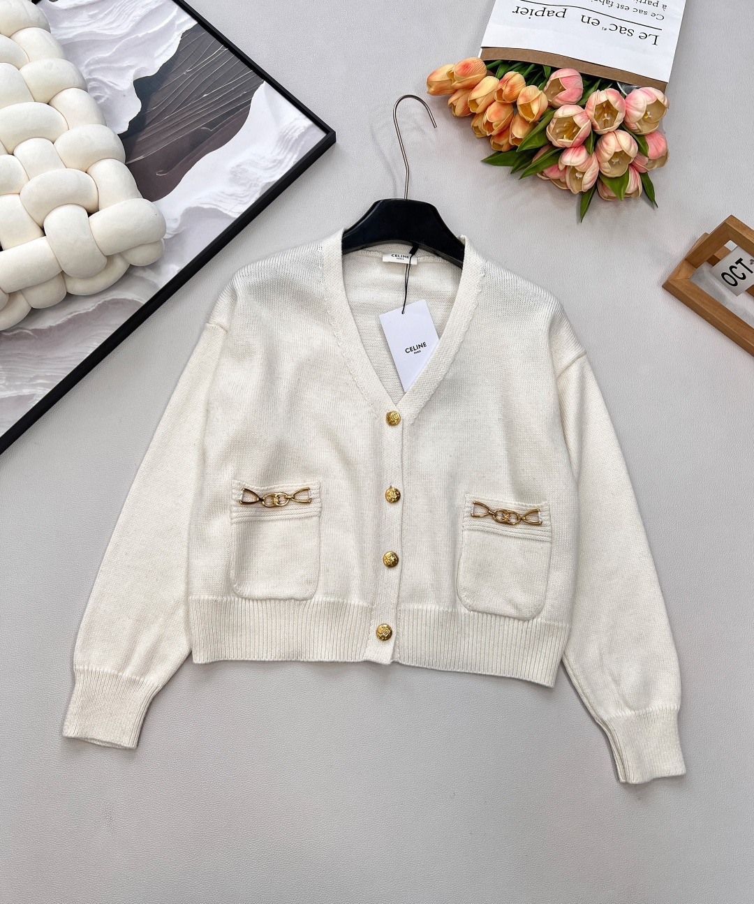 NO:565517,Celine's new short cardigan jacket. Customized wool yarn, elegant and gentle. The mixed threads in the middle are even more unique and really enhance your temperament. The elegant and slender V-neck can well modify the swan neck and small face, making it visually slimmer and more refined. The custom-made metal chains and buttons have been treated with gold plating to prevent oxidation and are more wear-resistant!  The short and slightly wide version is free and easy. It is long and fluffy. The upper body is soft and warm. Three standards are complete. Large quantities are shipped. Sizes are sml,,celine,jackets & coats,gold plating,alexander wang19860909Celine新款短款开衫外套 定制的羊毛纱线,淡雅温柔 中间夹杂着杂线更是与众不同、真的太提升气质了 雅致纤长的V领很好的修饰天鹅颈和脸小 视觉上更显瘦精致 订制金属的链条和纽扣经过包浆镀金工艺 处理不易氧化更耐磨！短款微阔版型洒脱自如 入手绵长蓬松 上身软糯温暖 ,三标齐全,大货出 尺码sml,,celine,jackets & coats,gold plating,alexander wang,Women's clothing