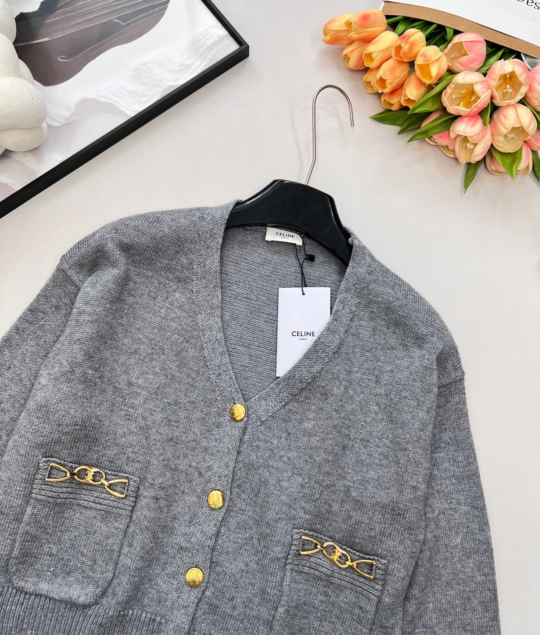 🆕Celine新款短款开衫外套🆕 定制的羊毛纱线，淡雅温柔 中间夹杂着杂线更是与众不同、真的太提升气质了