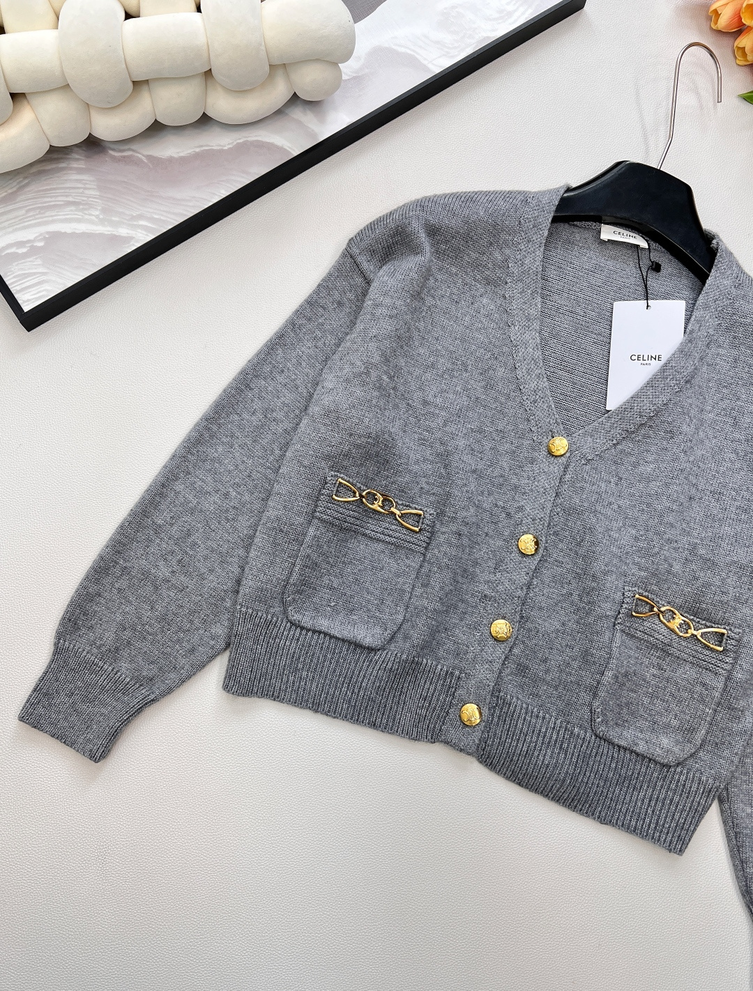 🆕Celine新款短款开衫外套🆕 定制的羊毛纱线，淡雅温柔 中间夹杂着杂线更是与众不同、真的太提升气质了