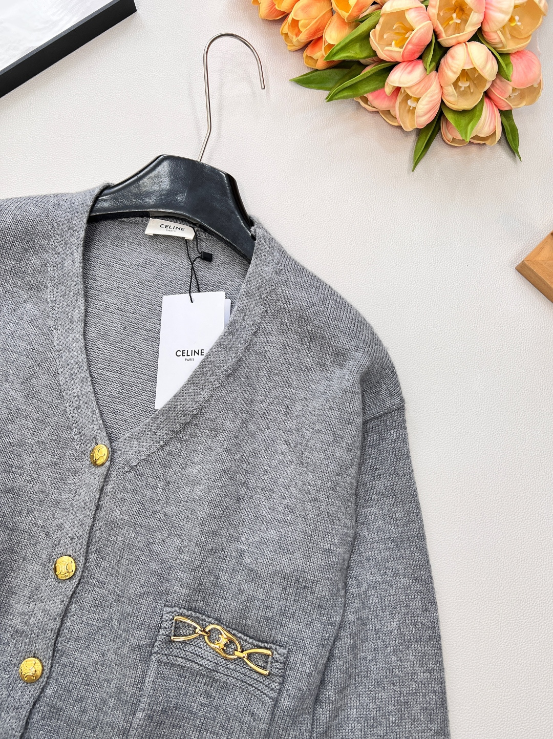 🆕Celine新款短款开衫外套🆕 定制的羊毛纱线，淡雅温柔 中间夹杂着杂线更是与众不同、真的太提升气质了