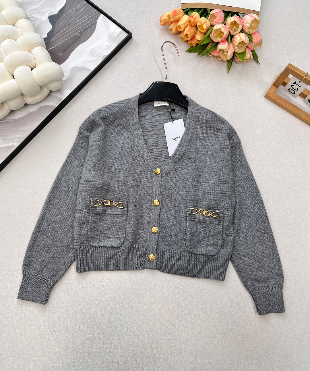 NO:565509,Celine's new short cardigan jacket. Customized wool yarn, elegant and gentle. The mixed threads in the middle are even more unique and really enhance your temperament. The elegant and slender V-neck can well modify the swan neck and small face, making it visually slimmer and more refined. The custom-made metal chains and buttons have been treated with gold plating to prevent oxidation and are more wear-resistant!  The short and slightly wide version is free and easy. It is long and fluffy. The upper body is soft and warm. Three standards are complete. Large quantities are shipped. Size SML coding, celine, jackets & coats, gold plating, alexander wang19860909Celine新款短款开衫外套 定制的羊毛纱线,淡雅温柔 中间夹杂着杂线更是与众不同、真的太提升气质了 雅致纤长的V领很好的修饰天鹅颈和脸小 视觉上更显瘦精致 订制金属的链条和纽扣经过包浆镀金工艺 处理不易氧化更耐磨！短款微阔版型洒脱自如 入手绵长蓬松 上身软糯温暖 ,三标齐全,大货出 尺码sml 编码,,celine,jackets & coats,gold plating,alexander wang,Women's clothing