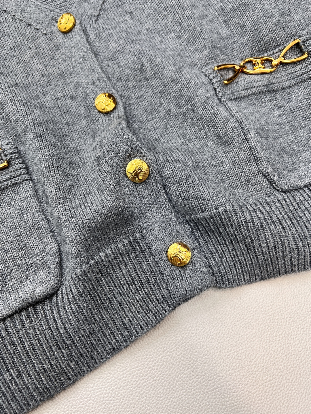 🆕Celine新款短款开衫外套🆕 定制的羊毛纱线，淡雅温柔 中间夹杂着杂线更是与众不同、真的太提升气质了