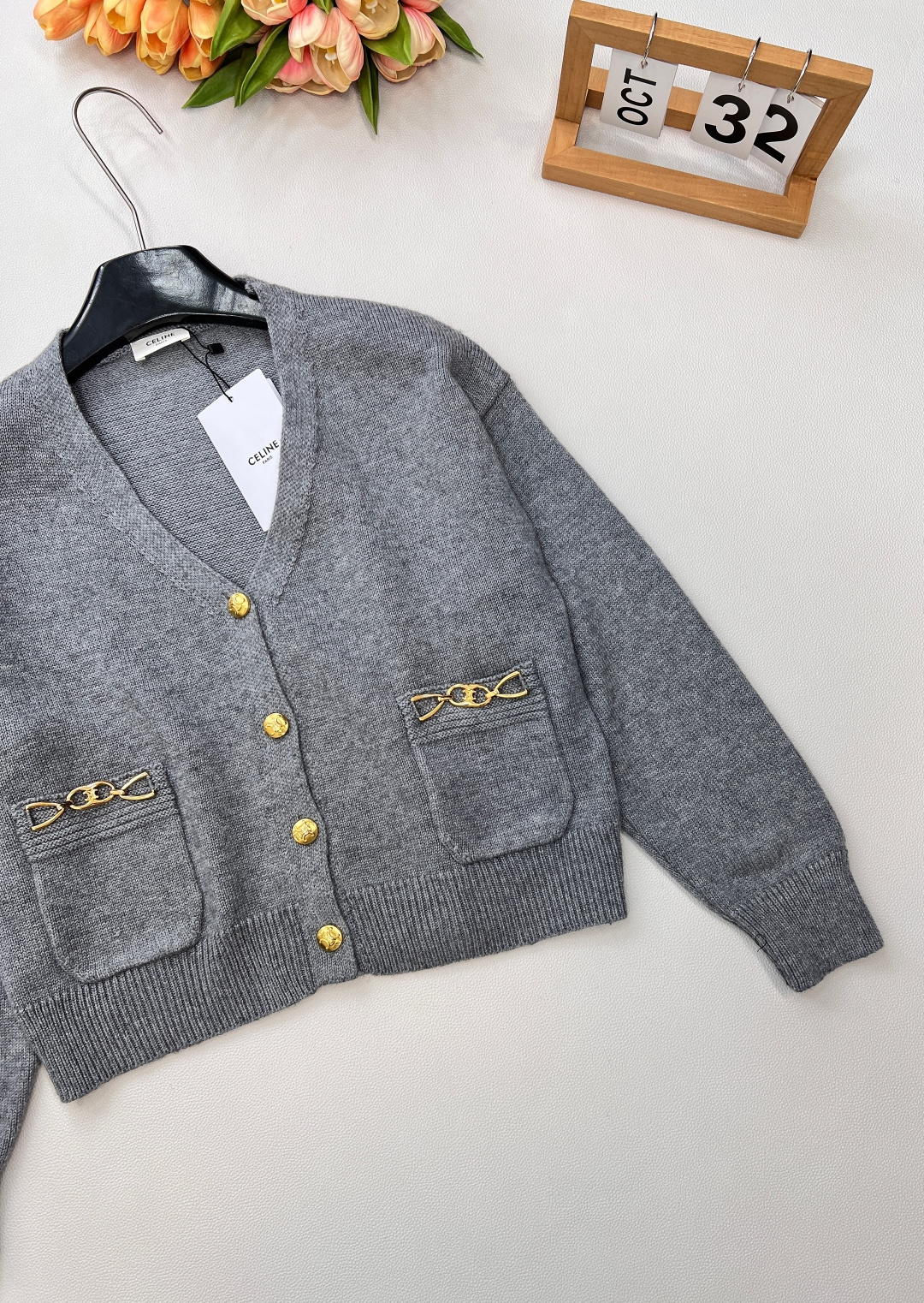 🆕Celine新款短款开衫外套🆕 定制的羊毛纱线，淡雅温柔 中间夹杂着杂线更是与众不同、真的太提升气质了