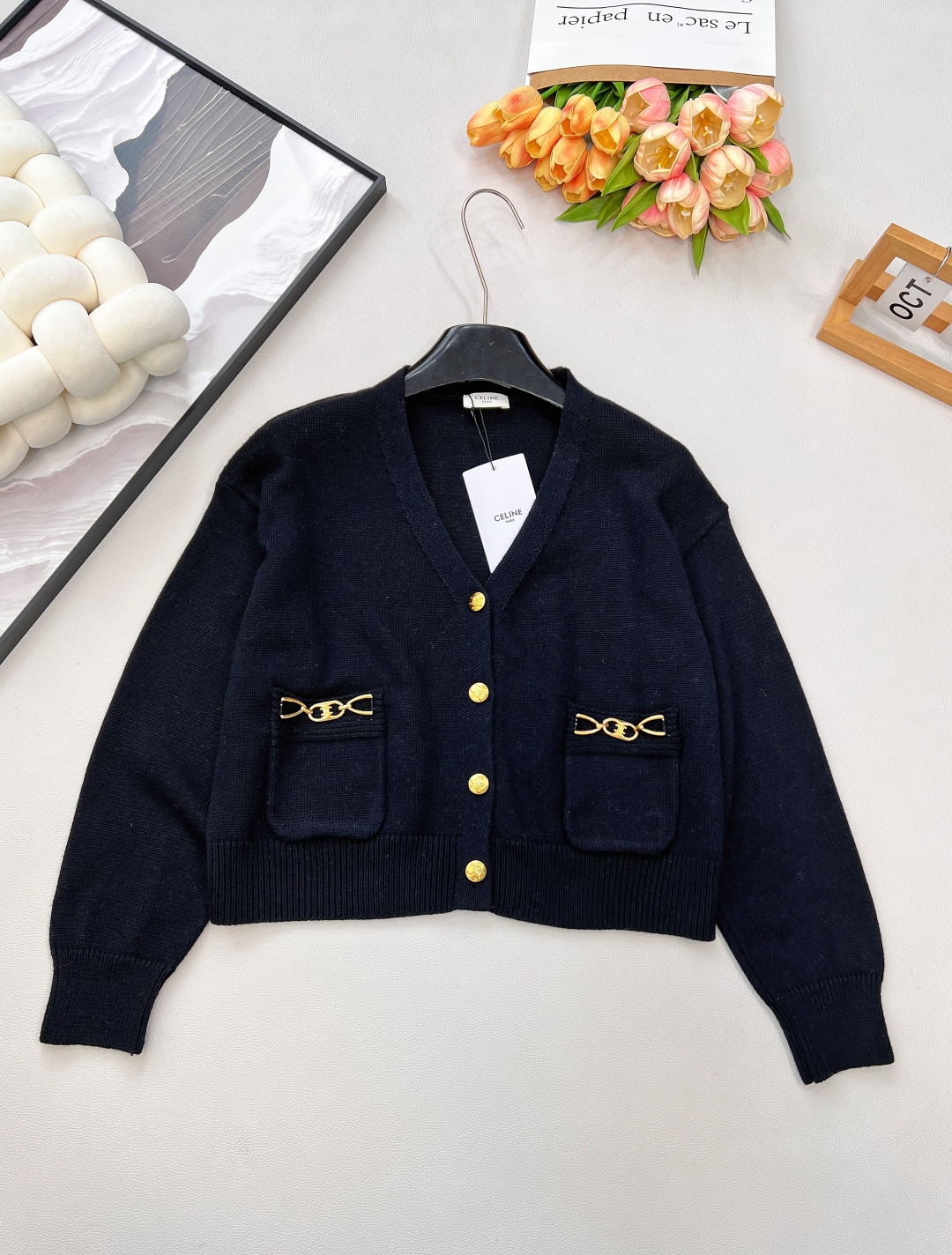 NO:565501,Celine's new short cardigan jacket. Customized wool yarn, elegant and gentle. The mixed threads in the middle are even more unique and really enhance your temperament. The elegant and slender V-neck can well modify the swan neck and small face, making it visually slimmer and more refined. The custom-made metal chains and buttons have been treated with gold plating to prevent oxidation and are more wear-resistant!  The short and slightly wide version is free and easy. It is long and fluffy. The upper body is soft and warm. Three standards are complete. Large quantities are shipped. Size SML code E,,celine,jackets & coats,gold plating,alexander wang19860909Celine新款短款开衫外套 定制的羊毛纱线,淡雅温柔 中间夹杂着杂线更是与众不同、真的太提升气质了 雅致纤长的V领很好的修饰天鹅颈和脸小 视觉上更显瘦精致 订制金属的链条和纽扣经过包浆镀金工艺 处理不易氧化更耐磨！短款微阔版型洒脱自如 入手绵长蓬松 上身软糯温暖 ,三标齐全,大货出 尺码sml 编码E,,celine,jackets & coats,gold plating,alexander wang,Women's clothing