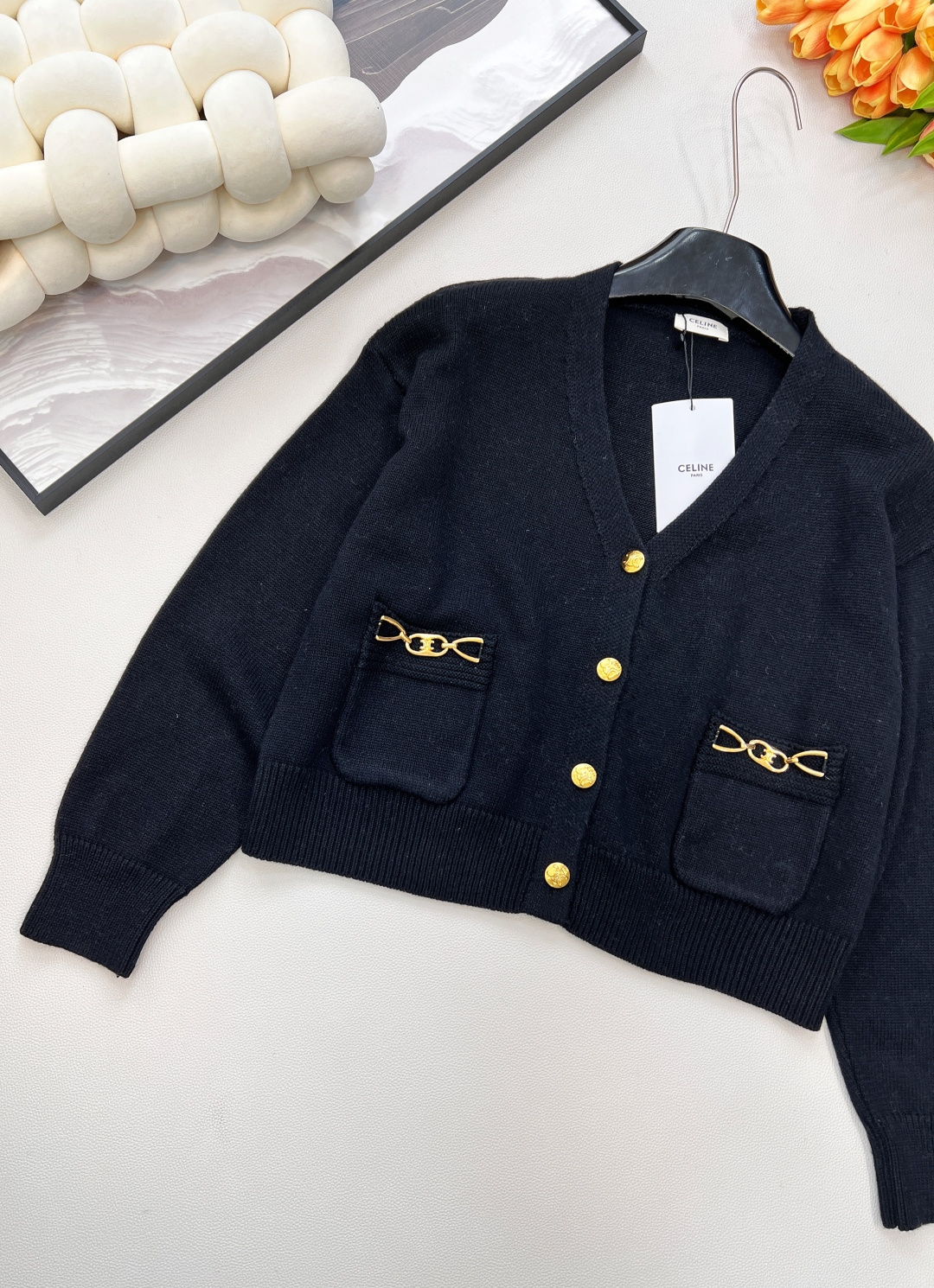 🆕Celine新款短款开衫外套🆕 定制的羊毛纱线，淡雅温柔 中间夹杂着杂线更是与众不同、真的太提升气质了