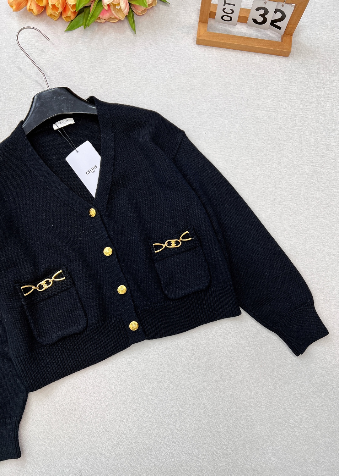 🆕Celine新款短款开衫外套🆕 定制的羊毛纱线，淡雅温柔 中间夹杂着杂线更是与众不同、真的太提升气质了