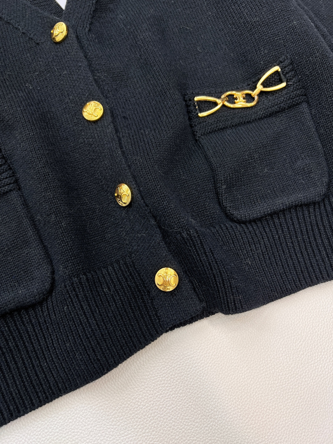 🆕Celine新款短款开衫外套🆕 定制的羊毛纱线，淡雅温柔 中间夹杂着杂线更是与众不同、真的太提升气质了