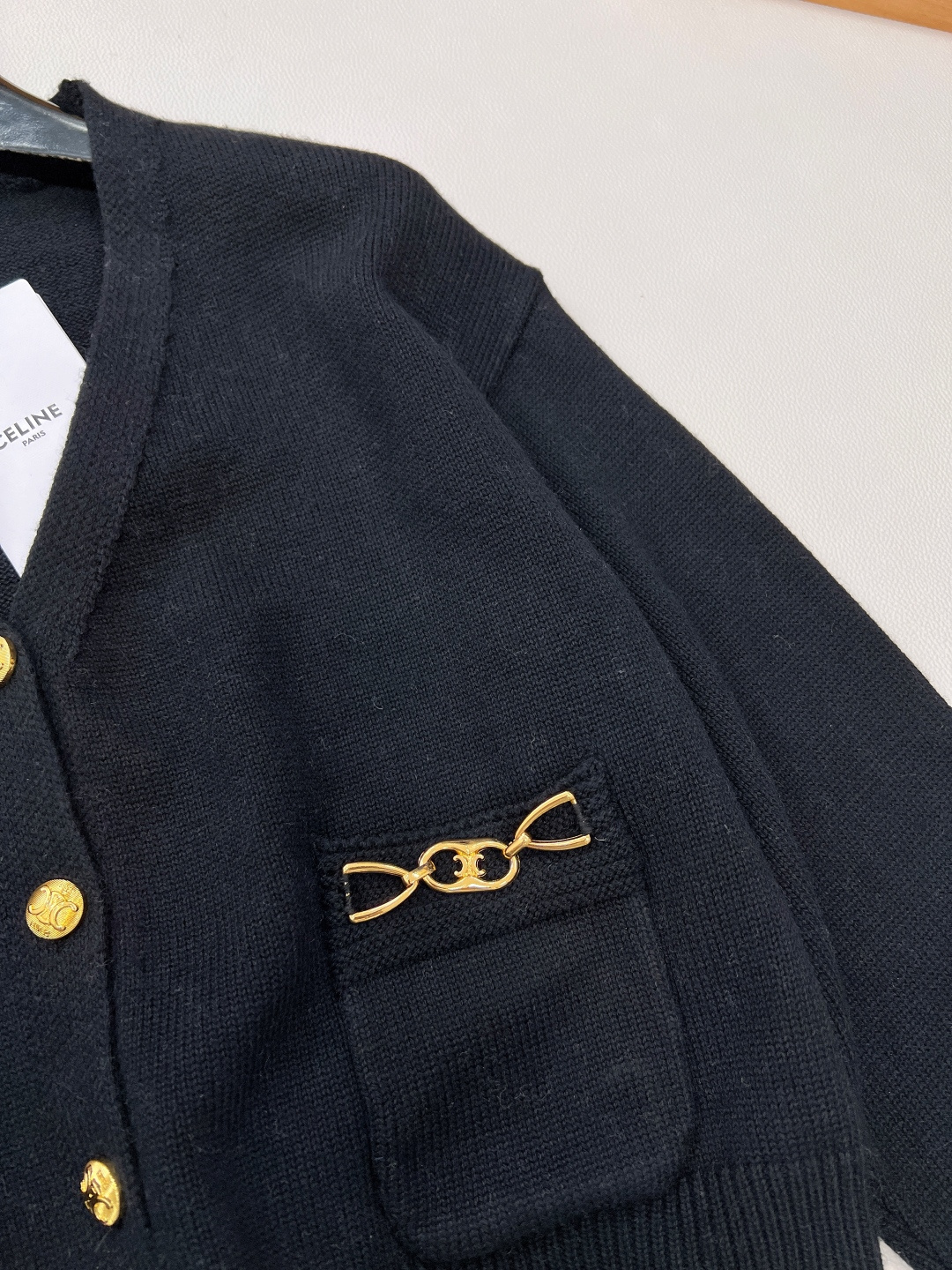 🆕Celine新款短款开衫外套🆕 定制的羊毛纱线，淡雅温柔 中间夹杂着杂线更是与众不同、真的太提升气质了