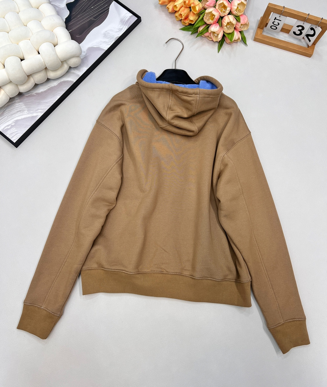 🆕 LOEWE 刺绣连帽拉链卫衣外套秋冬的第一件氛围感外套，卡其色和帽子内里蓝色撞色设计，整个就活泼起来