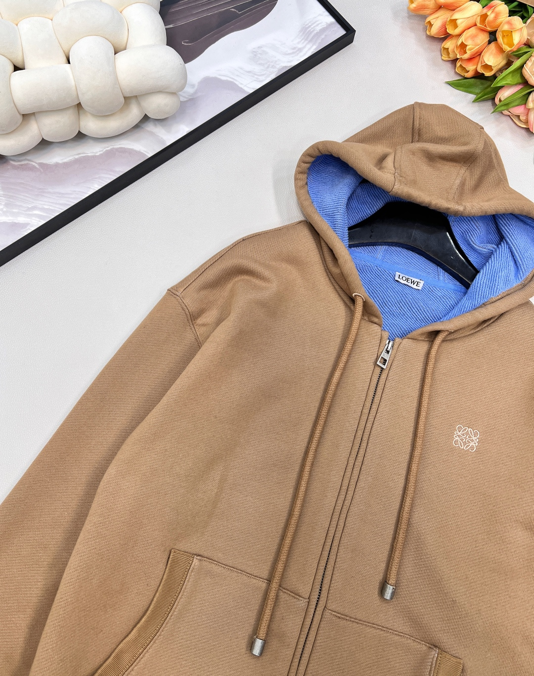 🆕 LOEWE 刺绣连帽拉链卫衣外套秋冬的第一件氛围感外套，卡其色和帽子内里蓝色撞色设计，整个就活泼起来