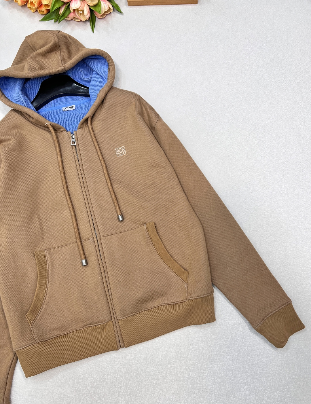 🆕 LOEWE 刺绣连帽拉链卫衣外套秋冬的第一件氛围感外套，卡其色和帽子内里蓝色撞色设计，整个就活泼起来