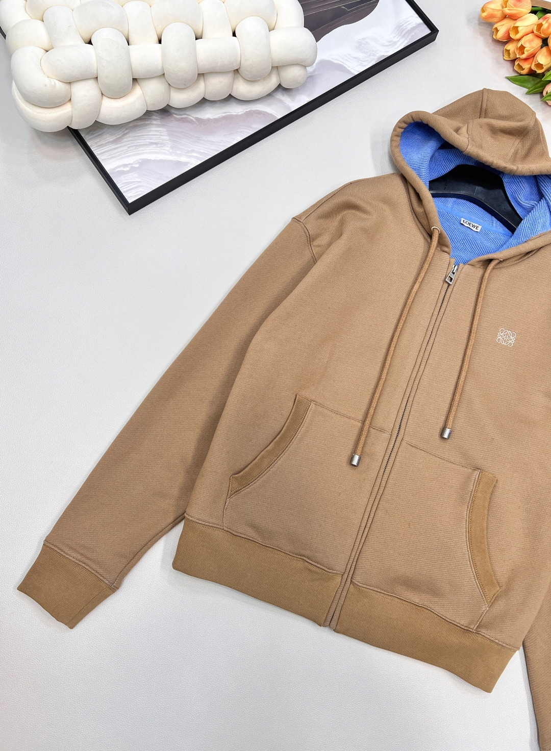 🆕 LOEWE 刺绣连帽拉链卫衣外套秋冬的第一件氛围感外套，卡其色和帽子内里蓝色撞色设计，整个就活泼起来