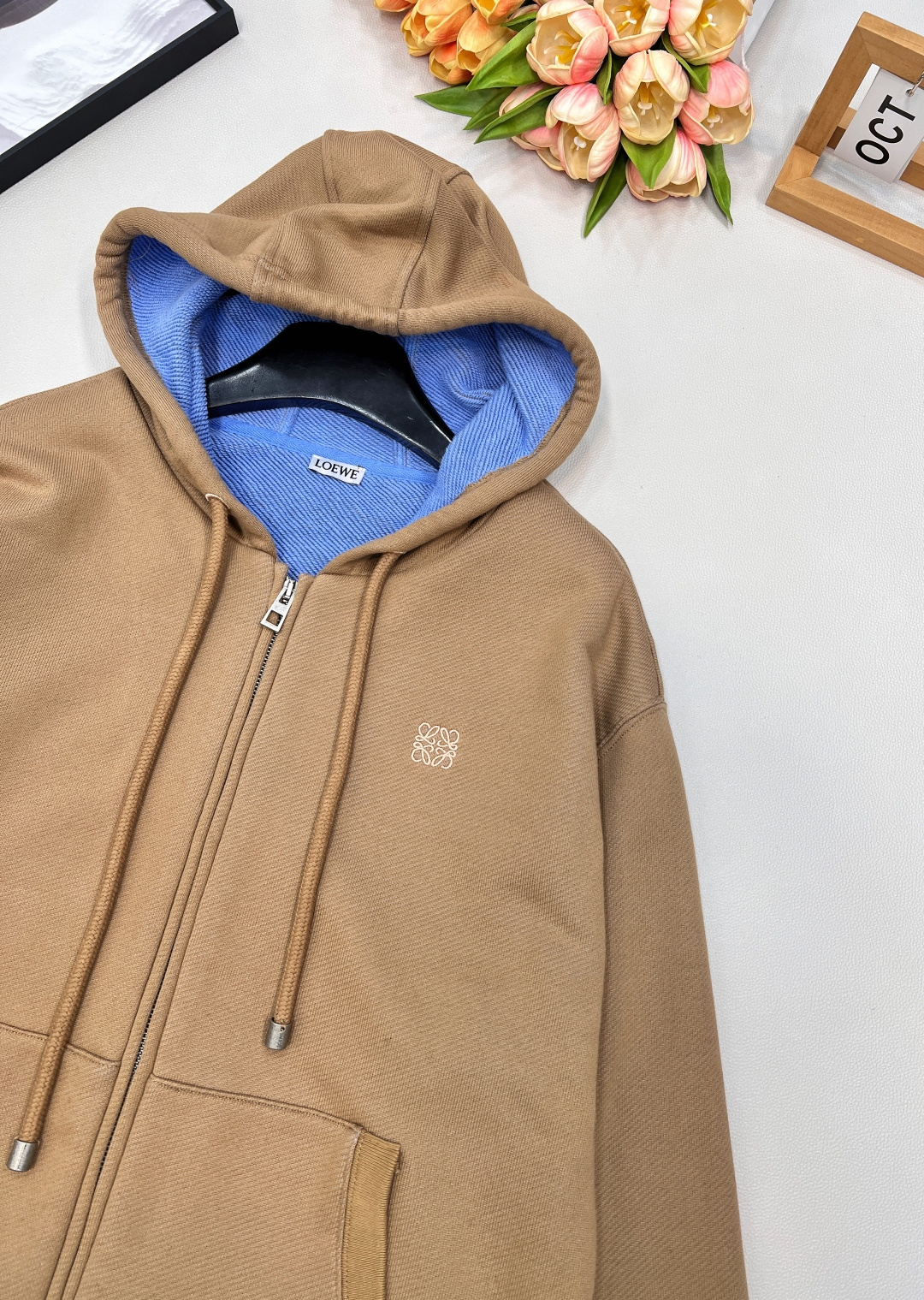 🆕 LOEWE 刺绣连帽拉链卫衣外套秋冬的第一件氛围感外套，卡其色和帽子内里蓝色撞色设计，整个就活泼起来