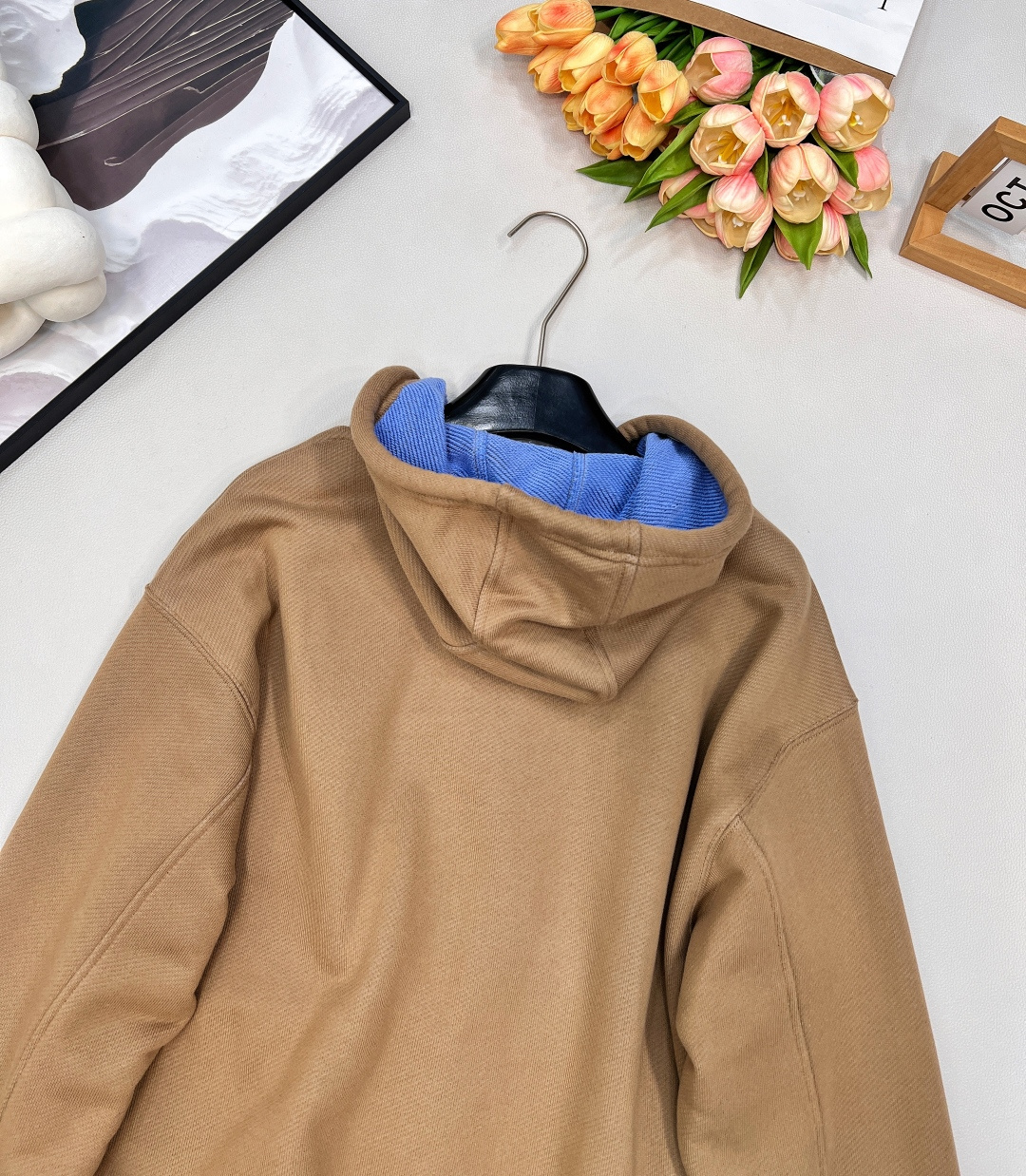 🆕 LOEWE 刺绣连帽拉链卫衣外套秋冬的第一件氛围感外套，卡其色和帽子内里蓝色撞色设计，整个就活泼起来