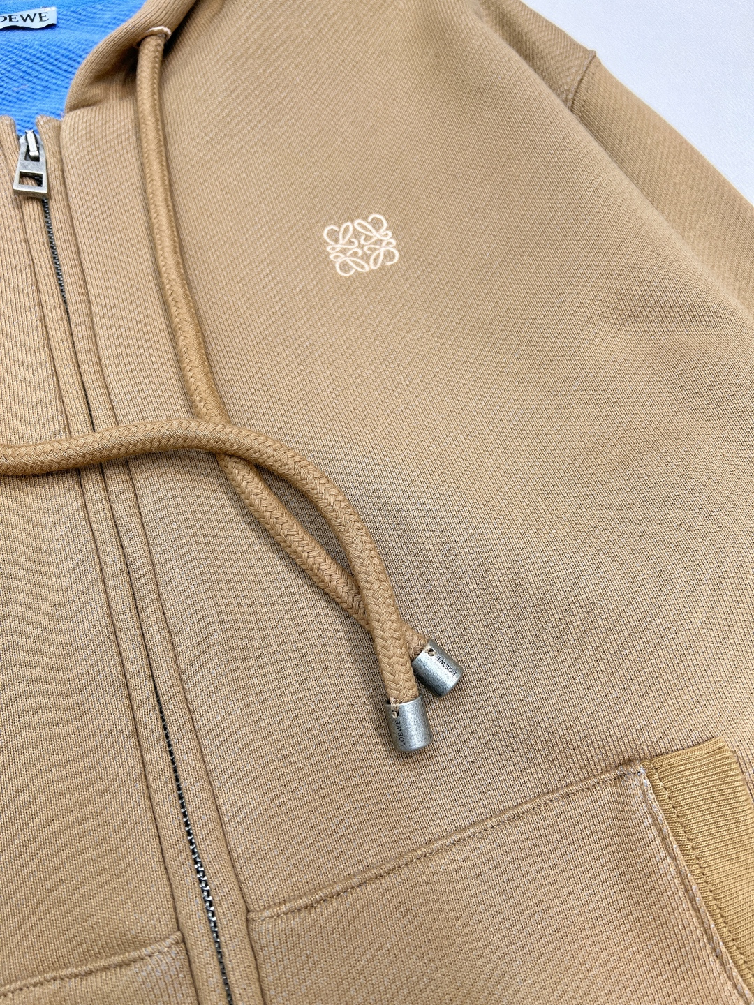 🆕 LOEWE 刺绣连帽拉链卫衣外套秋冬的第一件氛围感外套，卡其色和帽子内里蓝色撞色设计，整个就活泼起来