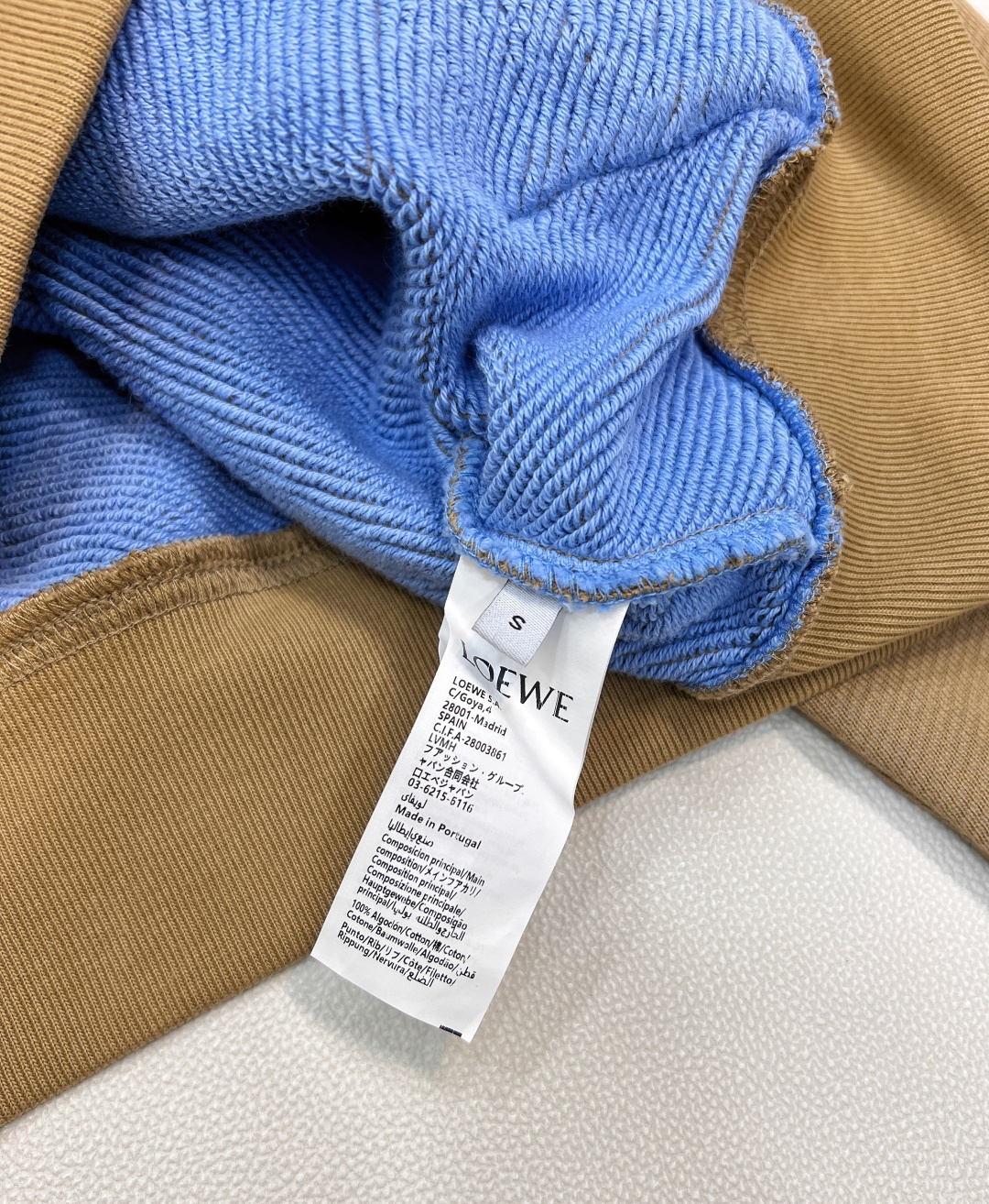 🆕 LOEWE 刺绣连帽拉链卫衣外套秋冬的第一件氛围感外套，卡其色和帽子内里蓝色撞色设计，整个就活泼起来