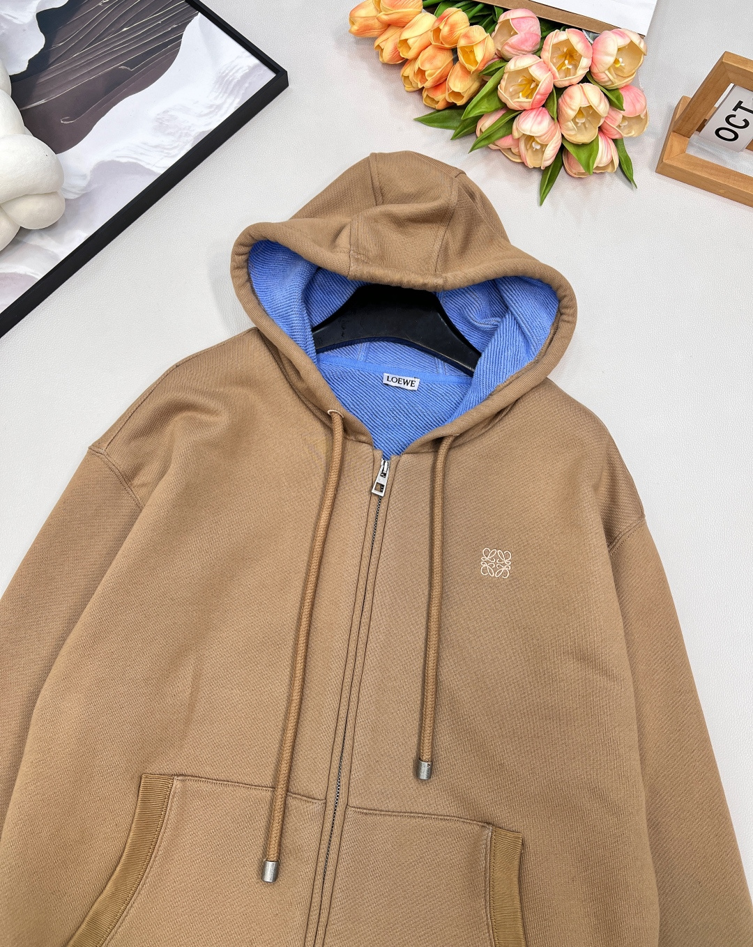 🆕 LOEWE 刺绣连帽拉链卫衣外套秋冬的第一件氛围感外套，卡其色和帽子内里蓝色撞色设计，整个就活泼起来