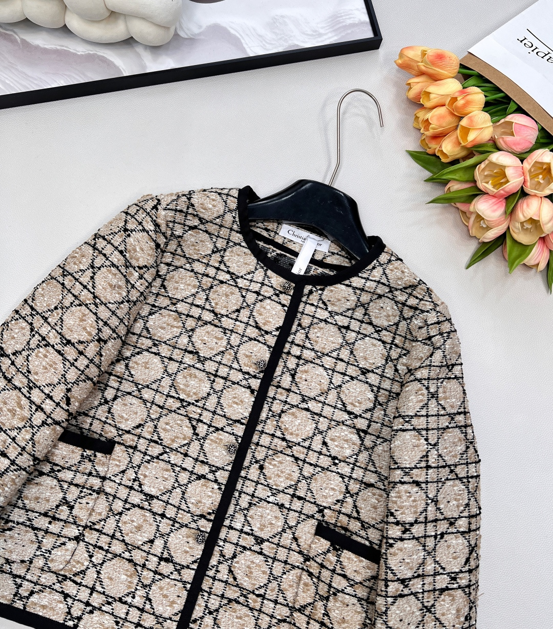 🆕 DIOR 经典戴妃藤格纹粗花呢外套【DIOR典藏之作｜重塑优雅传奇】以传奇藤格纹为序，勾勒法式优雅的
