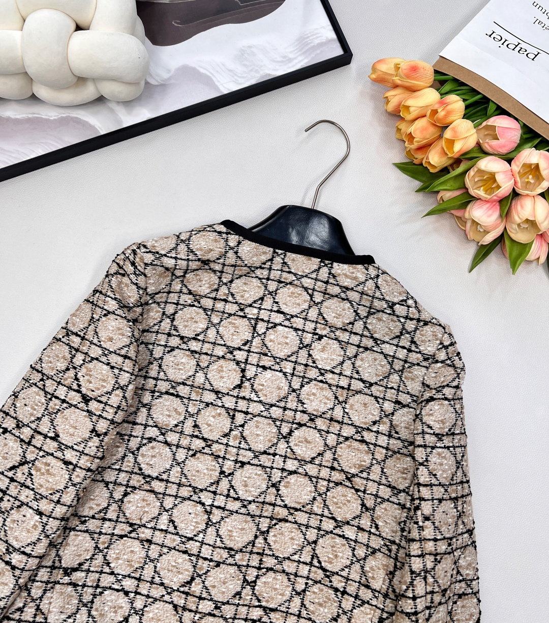 🆕 DIOR 经典戴妃藤格纹粗花呢外套【DIOR典藏之作｜重塑优雅传奇】以传奇藤格纹为序，勾勒法式优雅的