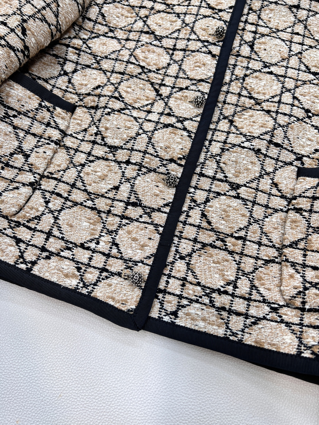 🆕 DIOR 经典戴妃藤格纹粗花呢外套【DIOR典藏之作｜重塑优雅传奇】以传奇藤格纹为序，勾勒法式优雅的