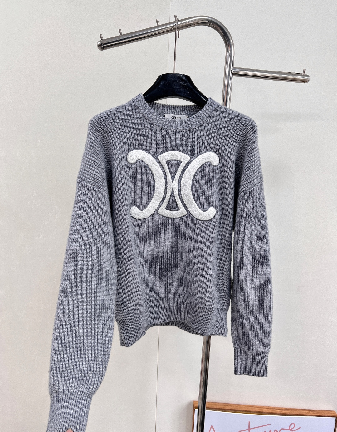 🆕CELINE25SS秋冬新款重工针织圆领毛衣，此款卫衣采用密集针织双面细麻花针织完成，胸前凯旋门独特徽
