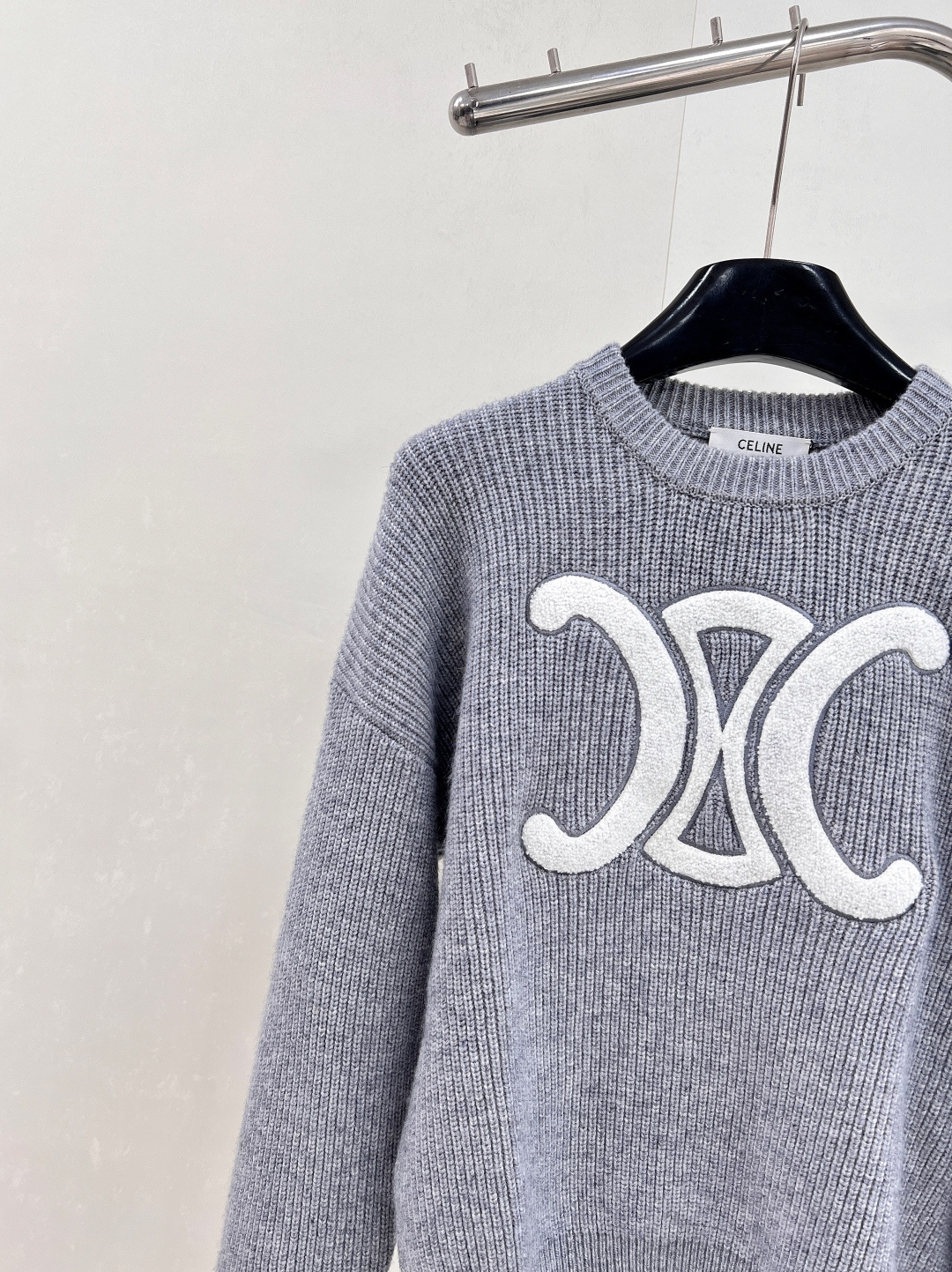 🆕CELINE25SS秋冬新款重工针织圆领毛衣，此款卫衣采用密集针织双面细麻花针织完成，胸前凯旋门独特徽